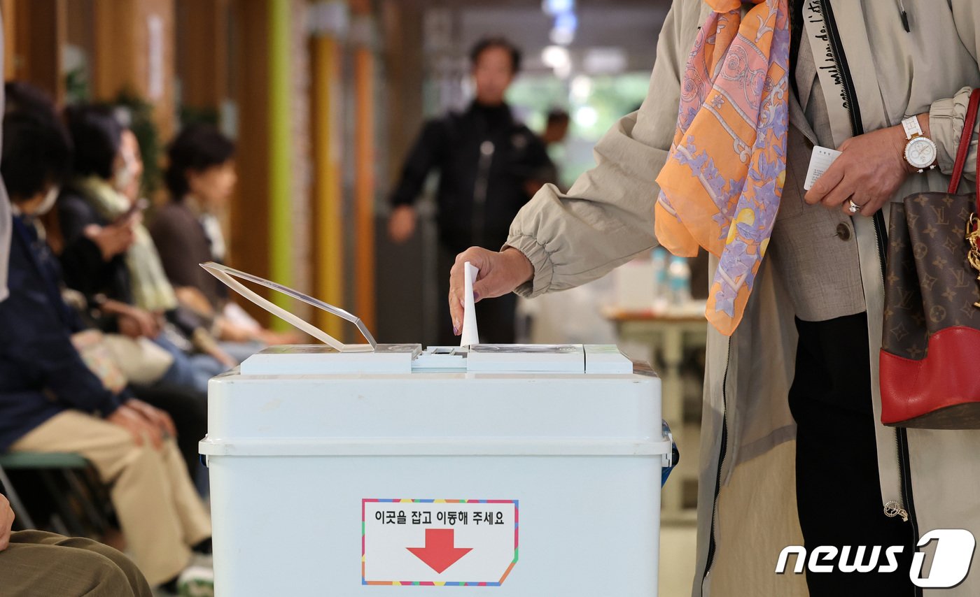 서울 강서구청장 보궐선거 투표가 시작된 11일 오전 서울 강서구 양천초등학교에 마련된 가양1동 제1투표소에서 유권자들이 투표를 하고 있다. 2023.10.11/뉴스1 ⓒ News1 김성진 기자