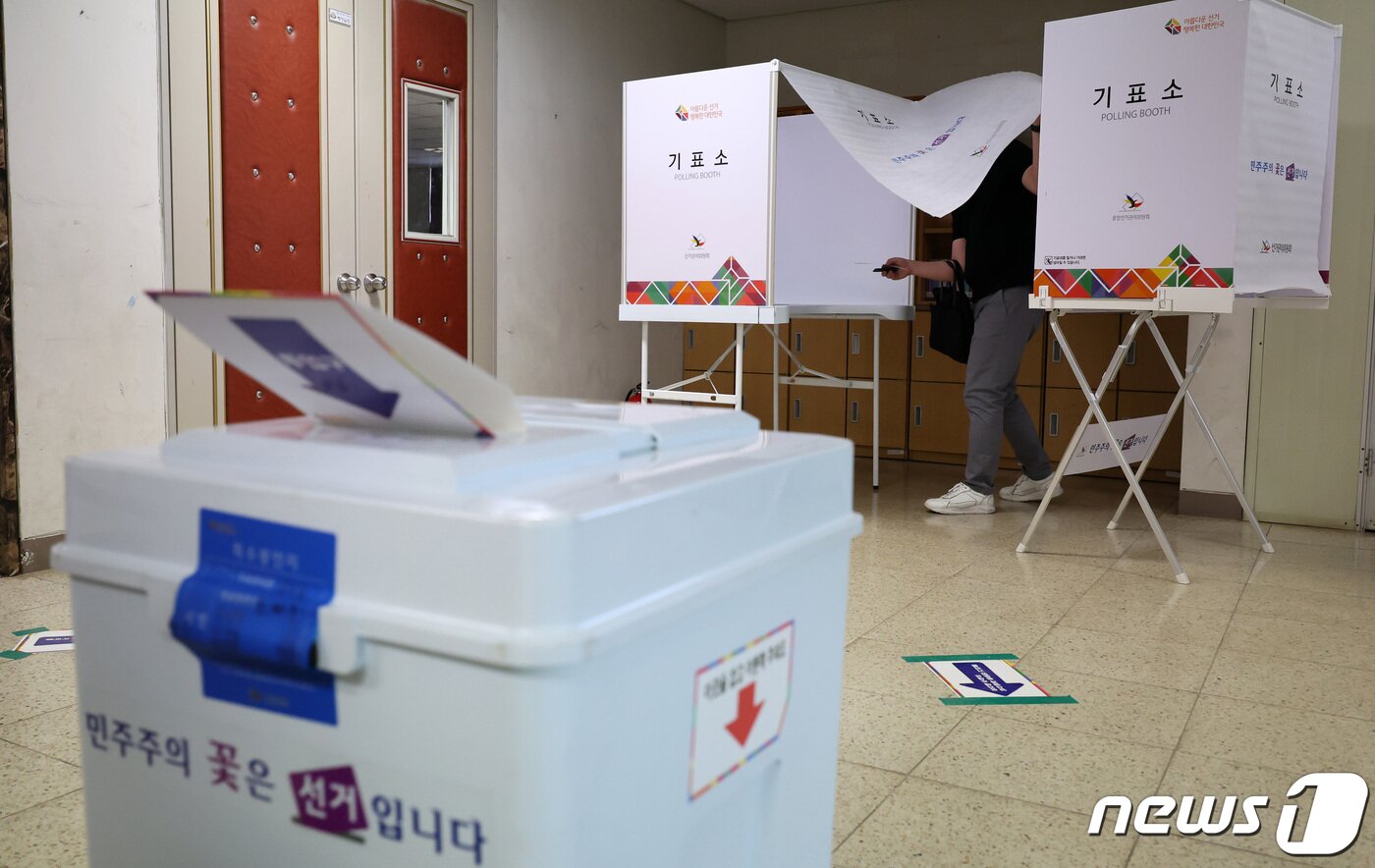 본문 이미지 - 서울 강서구청장 보궐선거 투표가 시작된 11일 오전 서울 강서구 양천초등학교에 마련된 가양1동 제1투표소에서 유권자들이 투표를 하고 있다. 2023.10.11/뉴스1 ⓒ News1 김성진 기자
