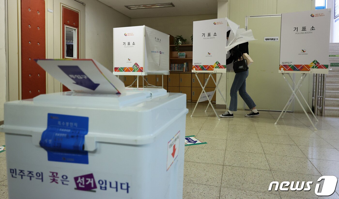 본문 이미지 - 서울 강서구청장 보궐선거 투표가 시작된 11일 오전 서울 강서구 양천초등학교에 마련된 가양1동 제1투표소에서 유권자들이 투표를 하고 있다. 2023.10.11/뉴스1 ⓒ News1 김성진 기자