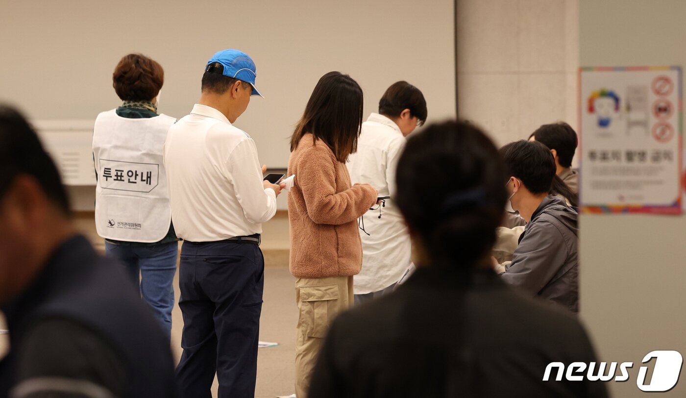 서울 강서구청장 보궐선거 투표가 시작된 11일 오전 서울 강서구 서울식물원에 마련된 가양1동 제8투표소에서 유권자들이 투표를 하기 위해 줄지어 대기하고 있다. 2023.10.11/뉴스1 ⓒ News1 김성진 기자