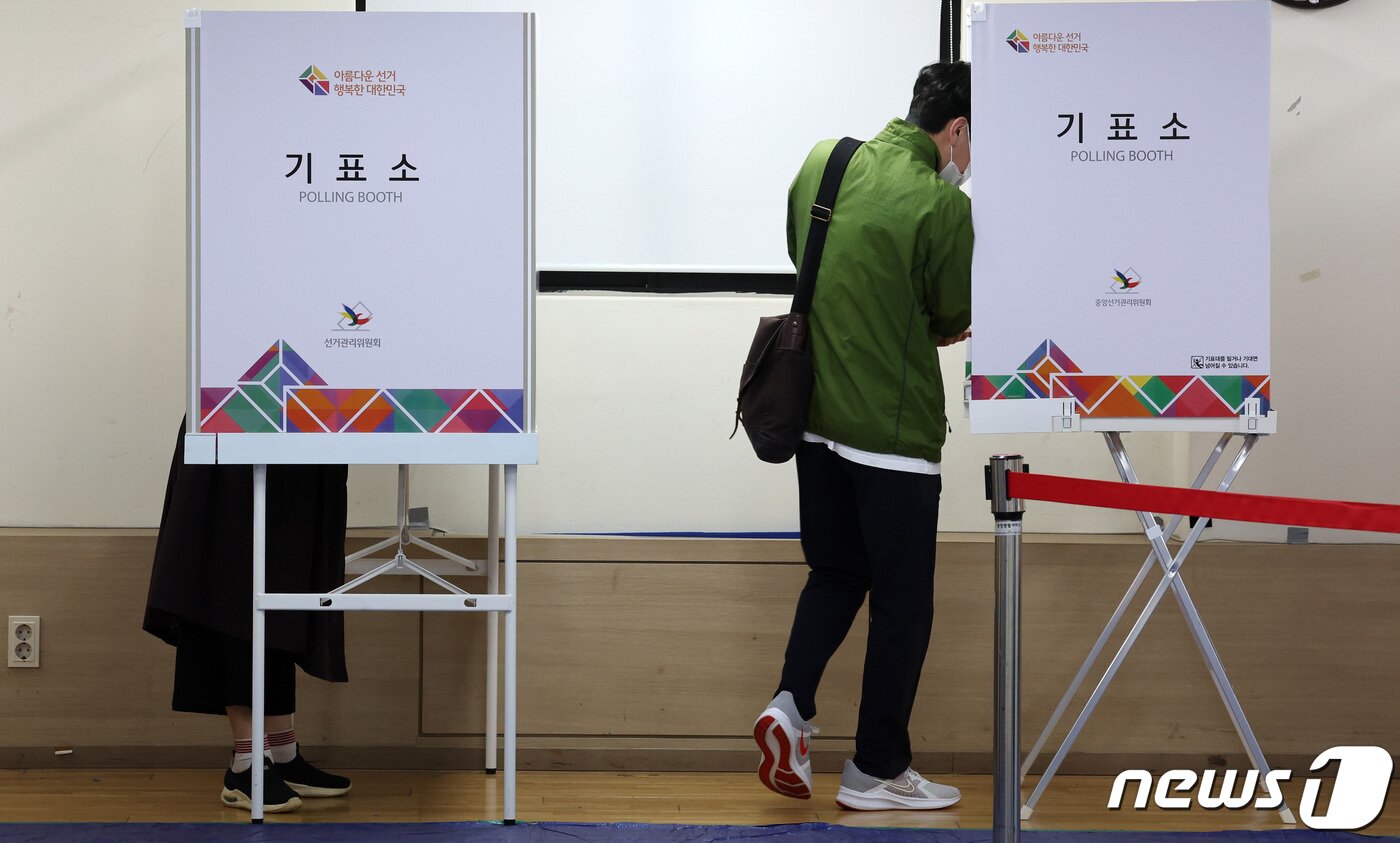 본문 이미지 - 서울 강서구청장 보궐선거 투표가 시작된 11일 오전 서울 강서구 등촌3동 주민센터에 마련된 등촌3동 제6투표소에서 유권자들이 투표를 하고 있다. 2023.10.11/뉴스1 ⓒ News1 김성진 기자