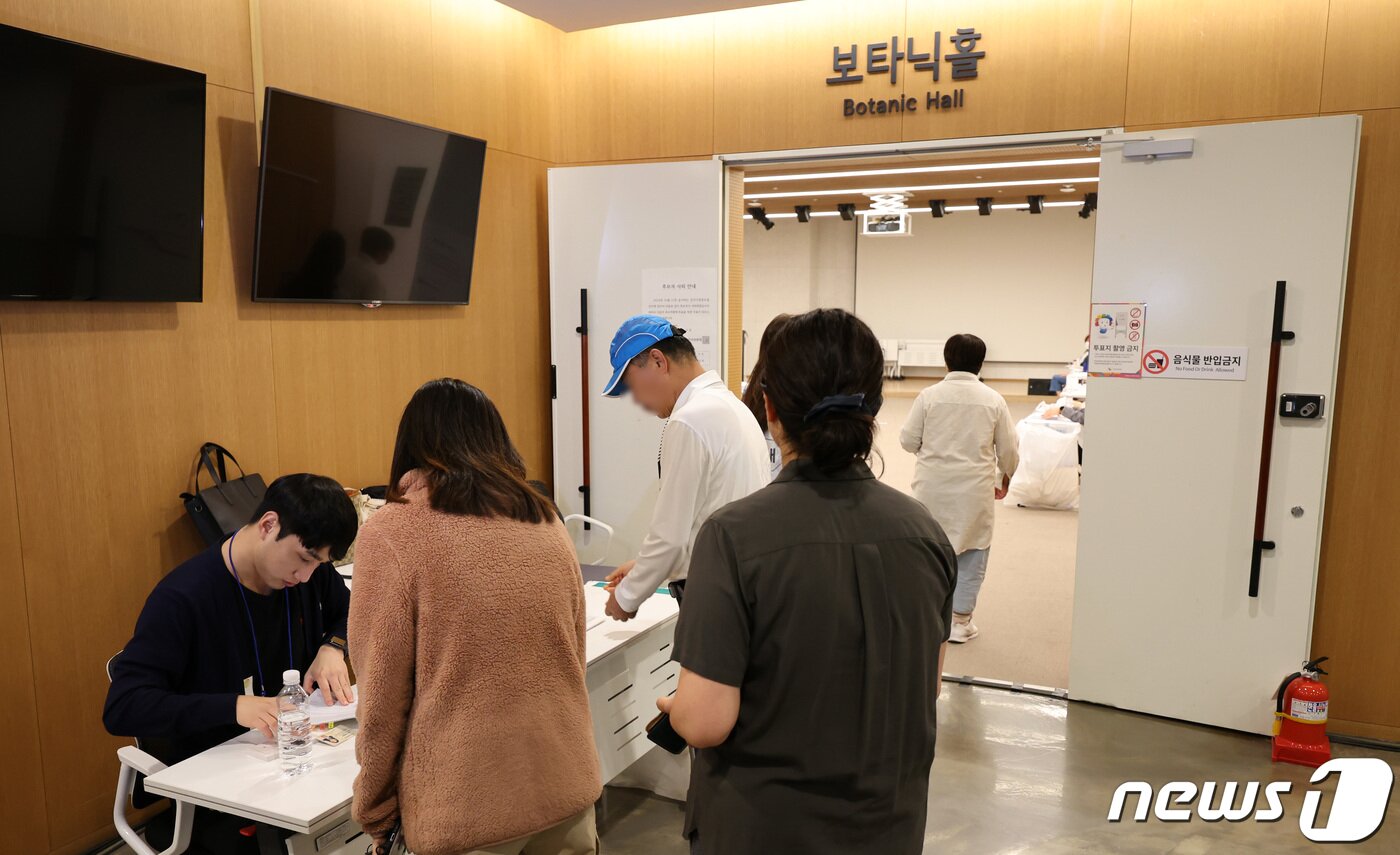 본문 이미지 - 서울 강서구청장 보궐선거 투표가 시작된 11일 오전 서울 강서구 식물원에 마련된 가양1동 제8투표소에서 유권자들이 투표를 하기 위해 줄지어 대기하고 있다. 2023.10.11/뉴스1 ⓒ News1 김성진 기자