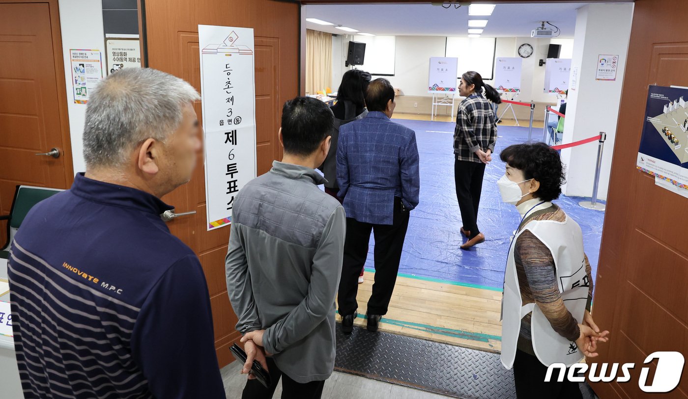 서울 강서구청장 보궐선거 투표가 시작된 11일 오전 서울 강서구 등촌3동 주민센터에 마련된 등촌3동 제6투표소에서 유권자들이 투표를 하기 위해 줄지어 대기하고 있다. 2023.10.11/뉴스1 ⓒ News1 김성진 기자