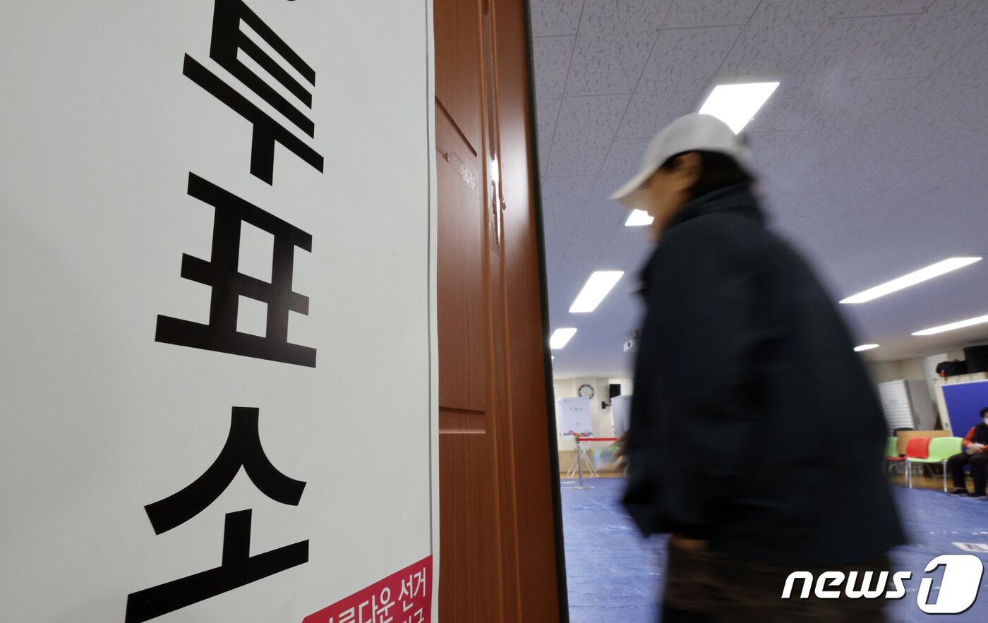 본문 이미지 - 서울 강서구청장 보궐선거 투표가 시작된 11일 오전 서울 강서구 등촌3동 주민센터에 마련된 등촌3동 제6투표소에서 유권자들이 투표를 하기 위해 기표소로 향하고 있다. 2023.10.11/뉴스1 ⓒ News1 김성진 기자