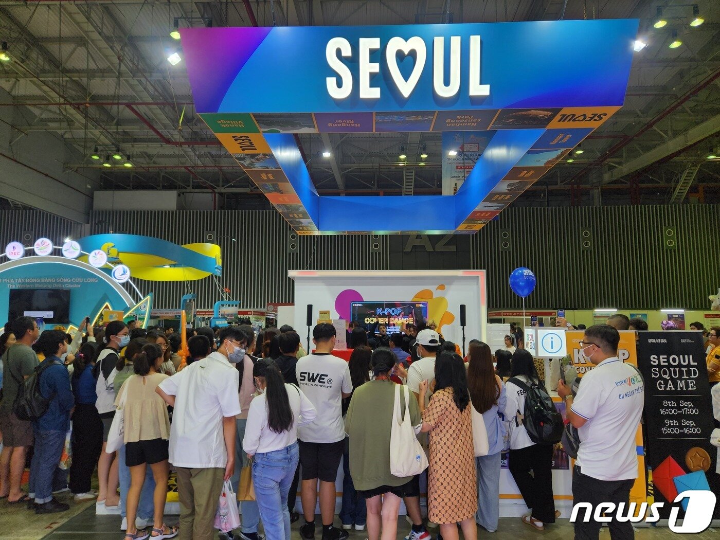 본문 이미지 - 2023 베트남 ITE HCMC 박람회에서 서울홍보관을 방문한 관람객들(서울관광재단 제공)