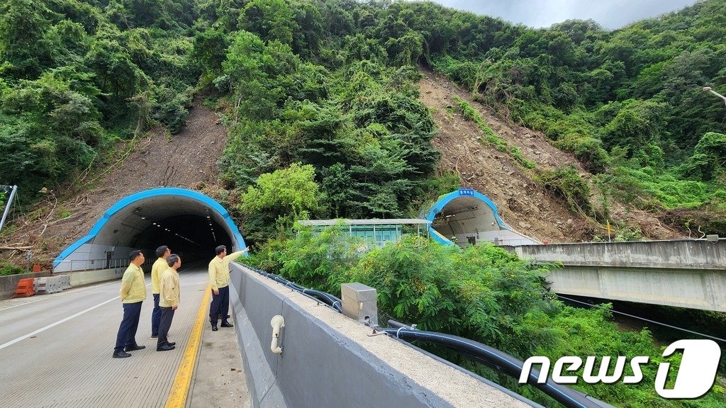 양방향 갱구 경사면의 토사가 흘러내리는 사고로 인해 지난 7월17일 오후 4시 전면 통행금지된 보은 봉계터널 일대. &#40;보은군 제공&#41; /뉴스1