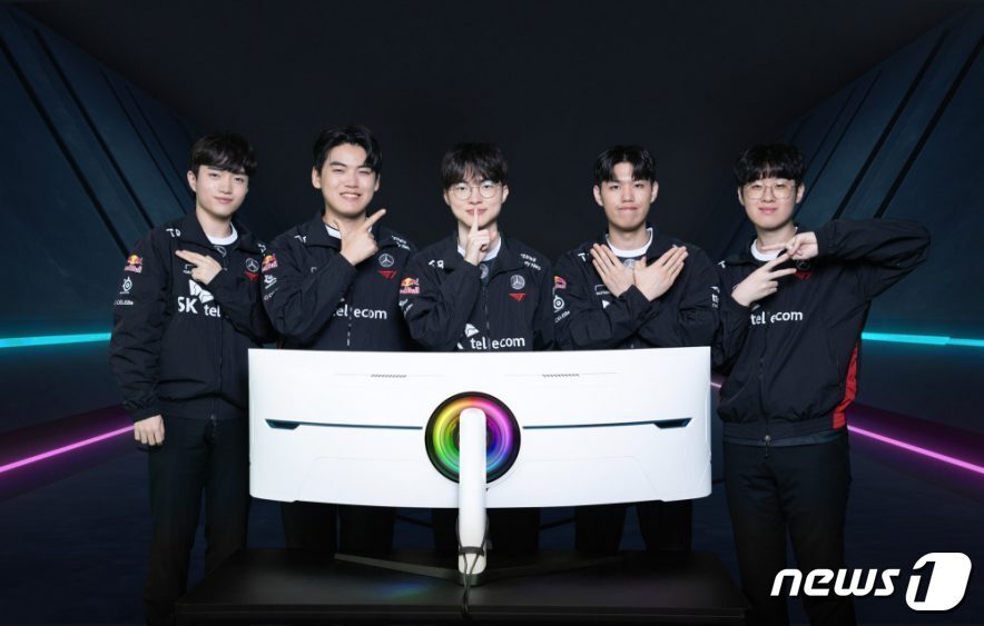 본문 이미지 - 오디세이 네오 G9(57형)과 T1 선수단. 왼쪽부터 케리아, 구마유시, 페이커, 오너, 제우스. (삼성전자 뉴스룸 제공)