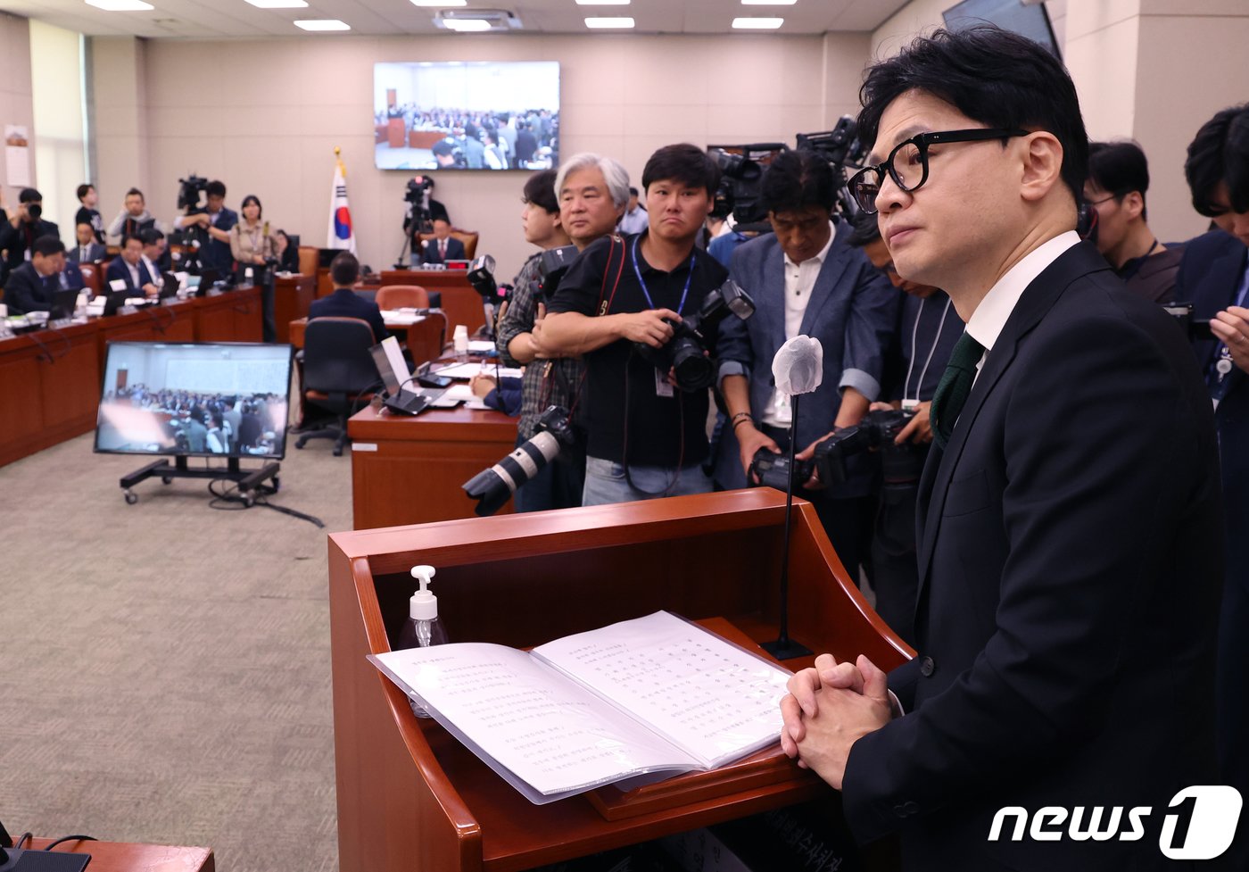 본문 이미지 - 한동훈 법무부 장관이 11일 서울 여의도 국회에서 열린 법제사법위원회 국정감사에서 직원 소개를 하고 있다. 2023.10.11/뉴스1 ⓒ News1 송원영 기자