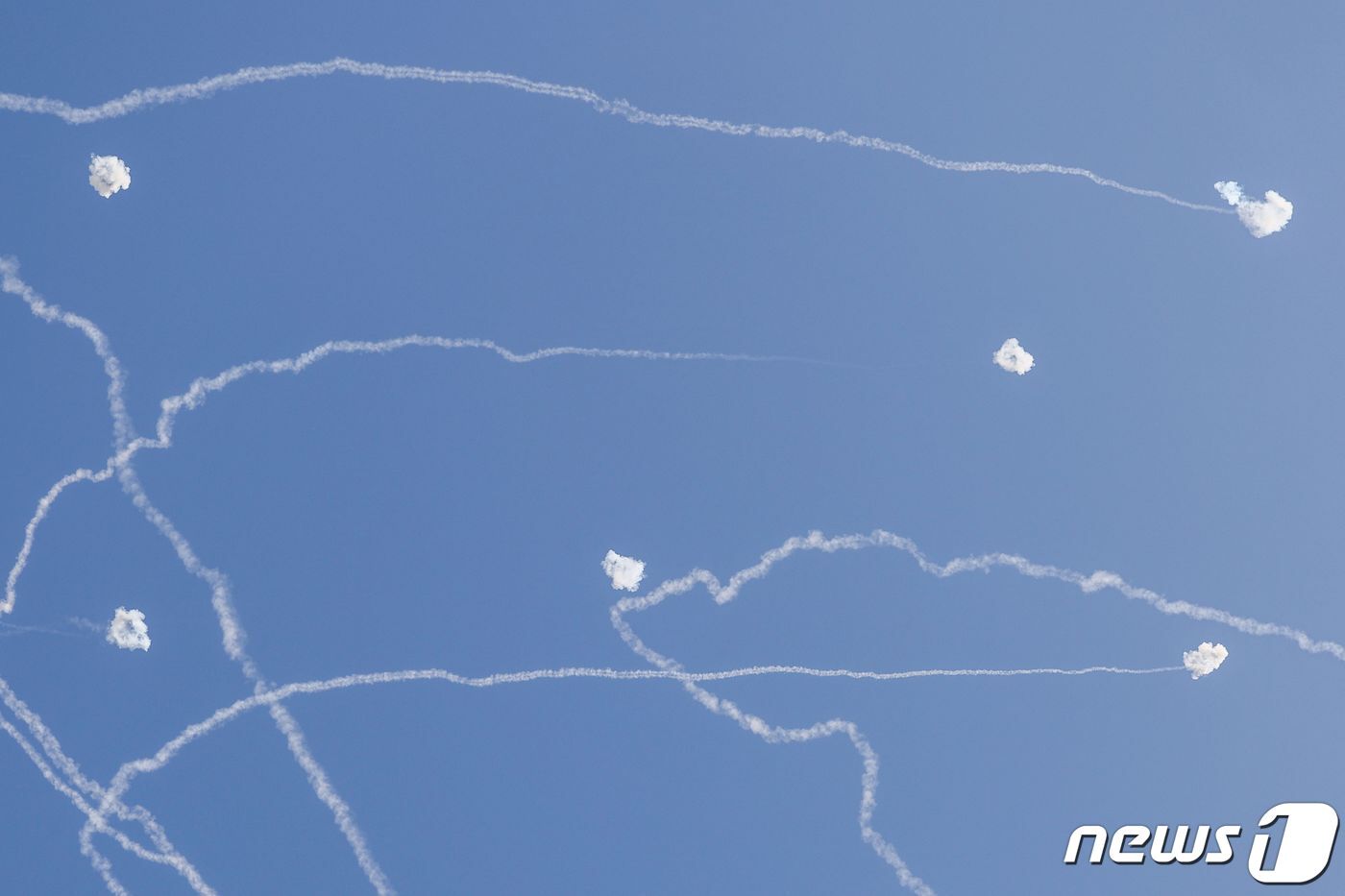 본문 이미지 - 이스라엘 ‘아이언돔’ 미사일 방어 시스템. 2023.10.11 ⓒ AFP=뉴스1 ⓒ News1 우동명 기자