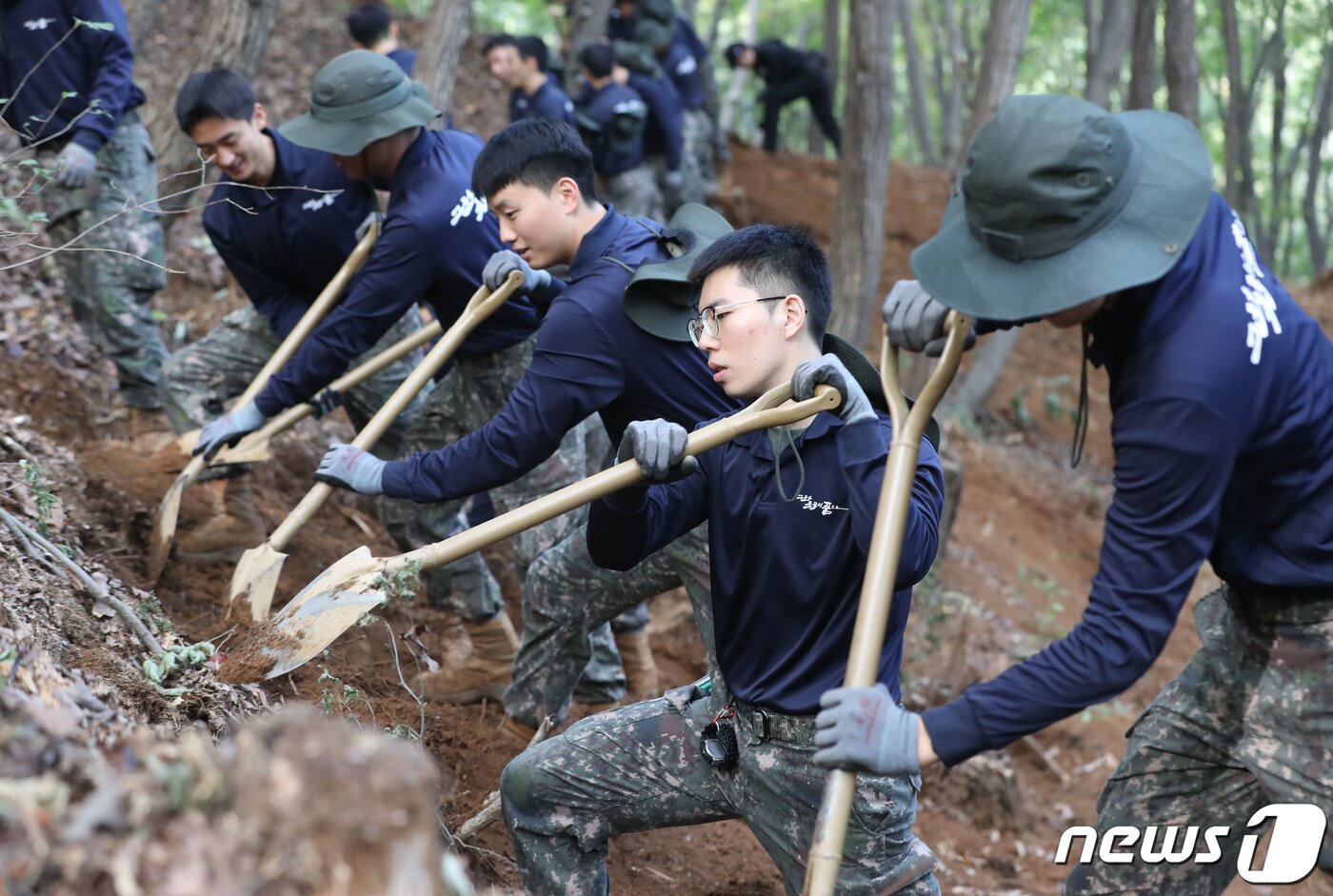 본문 이미지 - 11일 오전 경기 의왕시 모락산 일대에서 국방부 유해발국감식단과 육군 제51보병사단 장병들이 유해발굴을 하고 있다. 2023.10.11/뉴스1 ⓒ News1 김영운 기자