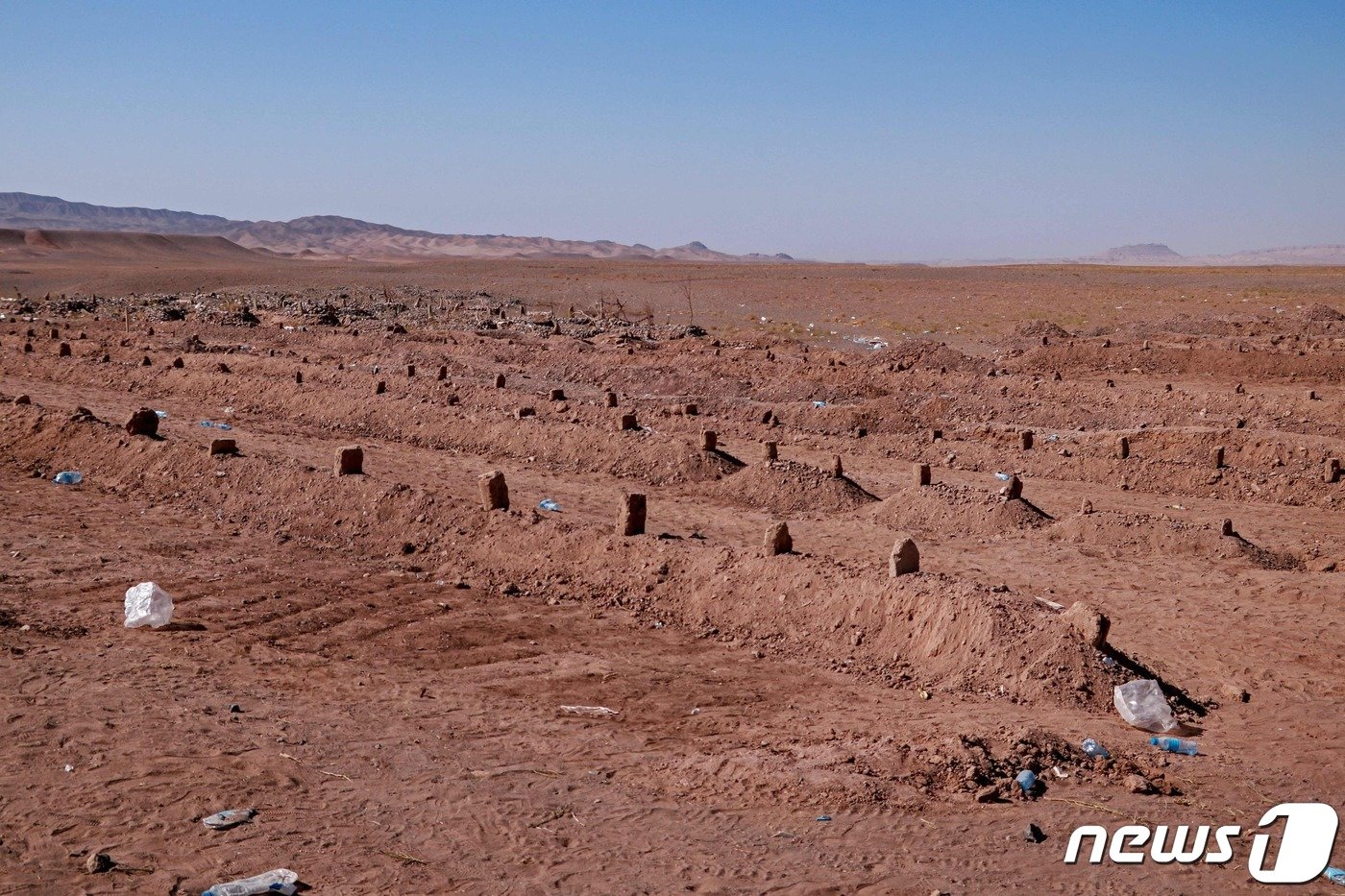 본문 이미지 - 10일(현지시간) 아프가니스탄 헤라트주(州) 젠다 얀 지역의 한 마을에 강진 사망자들을 묻은 묘지가 마련됐다. 지진 발생 3일째인 이날 규모 6.3의 지진이 또 한 번 아프가니스탄을 덮쳤다. 2023.10.10/ ⓒ AFP=뉴스1 ⓒ News1 권진영 기자
