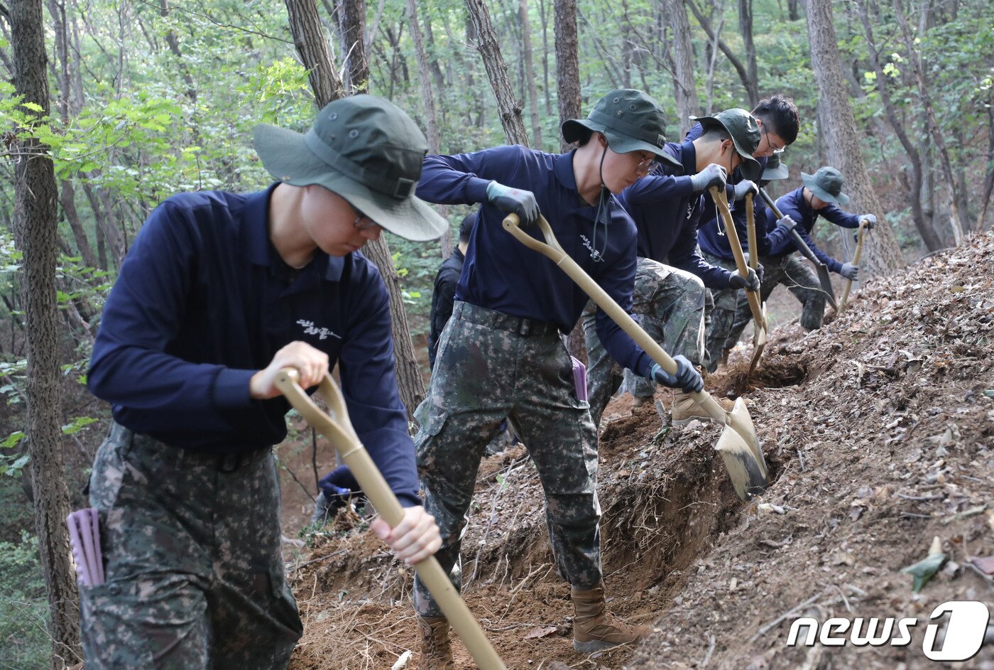 본문 이미지 - 11일 오전 경기 의왕시 모락산 일대에서 국방부 유해발국감식단과 육군 제51보병사단 장병들이 유해발굴을 하고 있다. 2023.10.11/뉴스1 ⓒ News1 김영운 기자