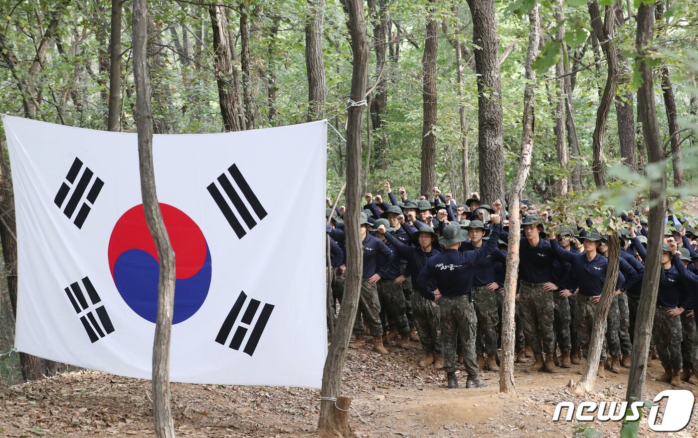 본문 이미지 - 11일 오전 경기 의왕시 모락산 일대에서 국방부 유해발국감식단과 육군 제51보병사단 장병들이 유해발굴에 앞서 파이팅 구호를 외치고 있다. 2023.10.11/뉴스1 ⓒ News1 김영운 기자