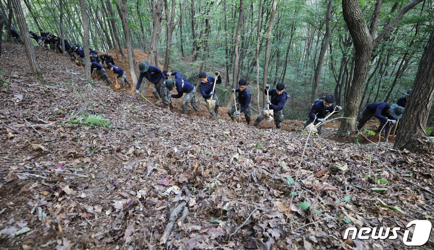 본문 이미지 - 11일 오전 경기 의왕시 모락산 일대에서 국방부 유해발국감식단과 육군 제51보병사단 장병들이 유해발굴을 하고 있다. 2023.10.11/뉴스1 ⓒ News1 김영운 기자