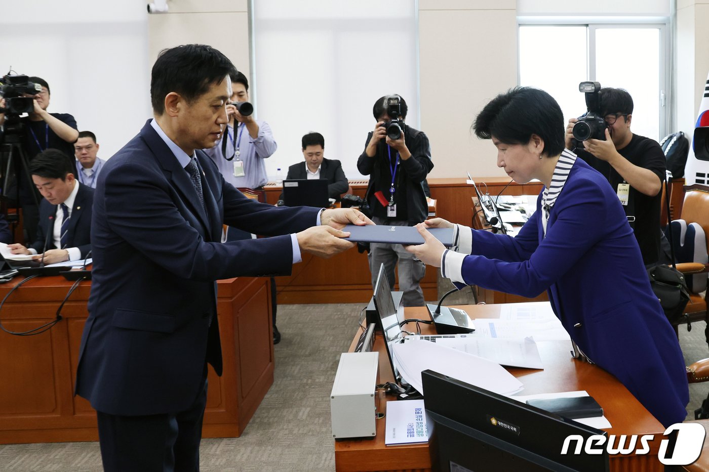 본문 이미지 - 김주현 금융위원장이 11일 오전 서울 여의도 국회에서 열린 정무위원회의 금융위원회에 대한 국정감사에서 백혜련 위원장에게 선서문을 전달하고 있다. 2023.10.11/뉴스1 ⓒ News1 황기선 기자