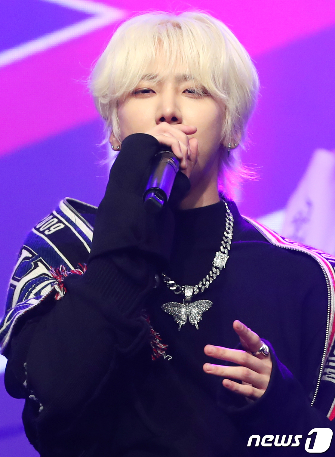 (서울=뉴스1) 권현진 기자 = 그룹 에이티투메이저(82MAJOR) 남성모가 11일 서울 강남구 일지아트홀에서 가진 첫 번째 싱글 '온(ON)' 발매 쇼케이스에서 화려한 무대를 선 …