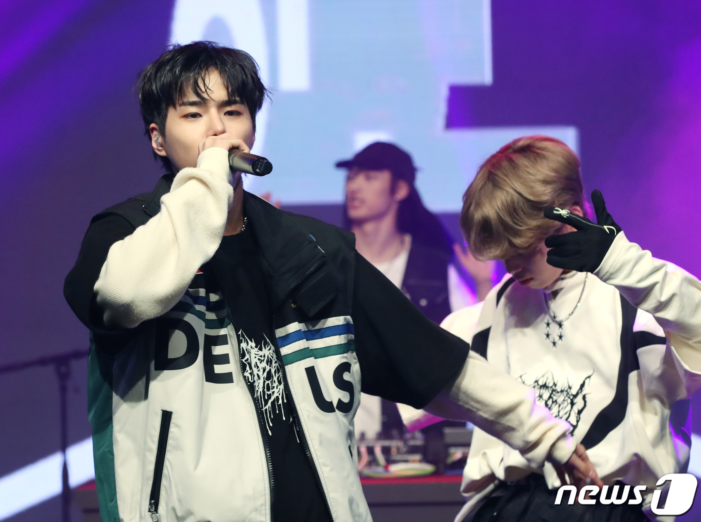 (서울=뉴스1) 권현진 기자 = 그룹 에이티투메이저(82MAJOR) 황성빈이 11일 서울 강남구 일지아트홀에서 가진 첫 번째 싱글 '온(ON)' 발매 쇼케이스에서 화려한 무대를 선 …