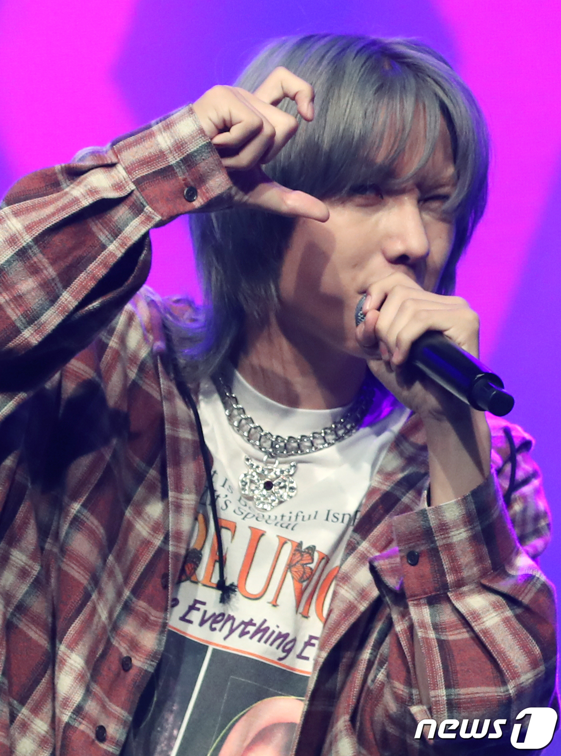 (서울=뉴스1) 권현진 기자 = 그룹 에이티투메이저(82MAJOR) 조성일이 11일 서울 강남구 일지아트홀에서 가진 첫 번째 싱글 '온(ON)' 발매 쇼케이스에서 화려한 무대를 선 …