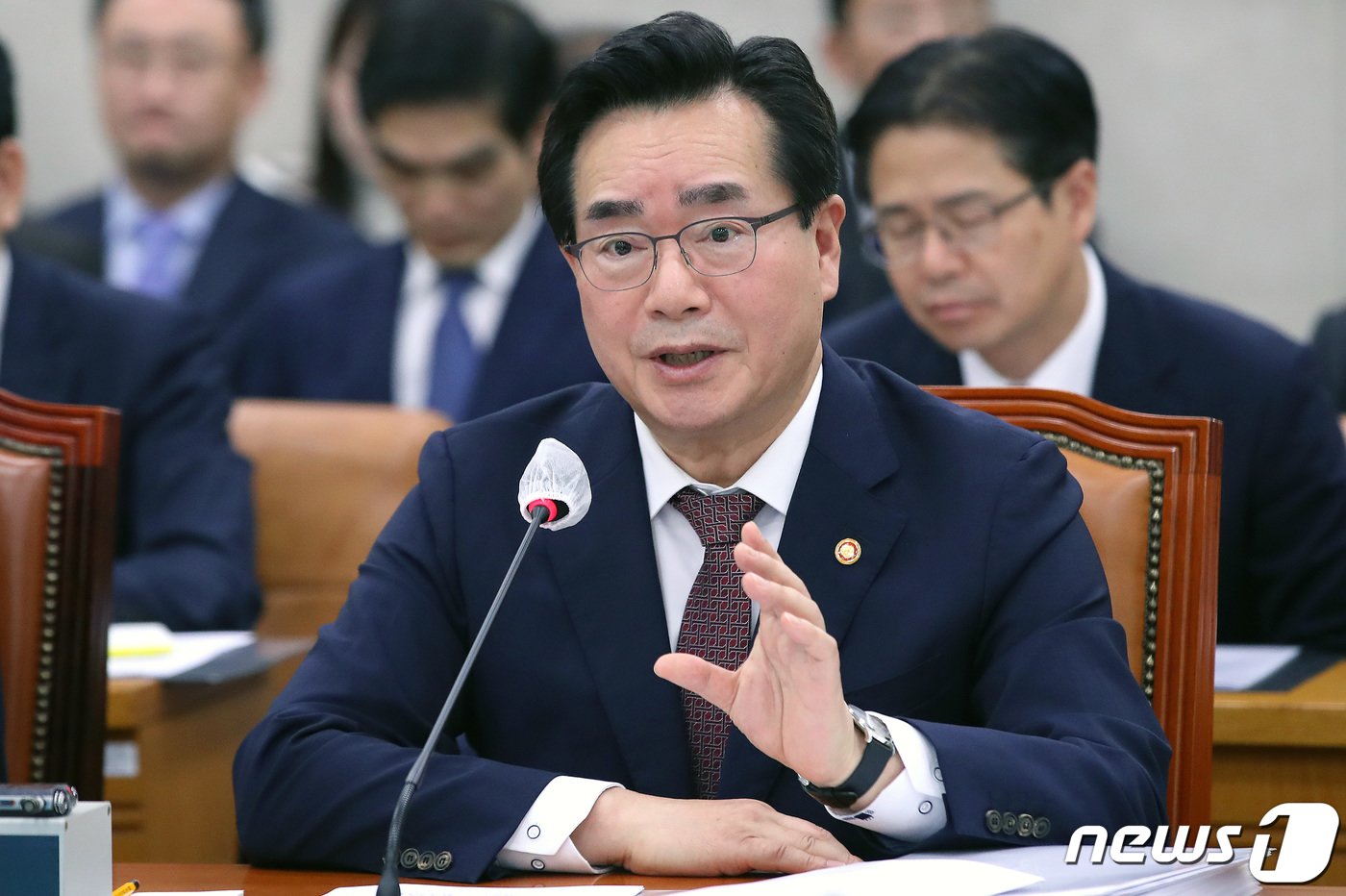 본문 이미지 - 정황근 농림축산식품부 장관이 11일 오전 서울 여의도 국회에서 열린 농림축산식품해양수산위원회의 농림축산식품부, 농업정책보험금융원, 농림수산식품교육문화정보원, 농림식품기술기술기획평가원에 대한 국정감사에서 의원들의 질의에 답하고 있다. 2023.10.11/뉴스1 ⓒ News1 임세영 기자