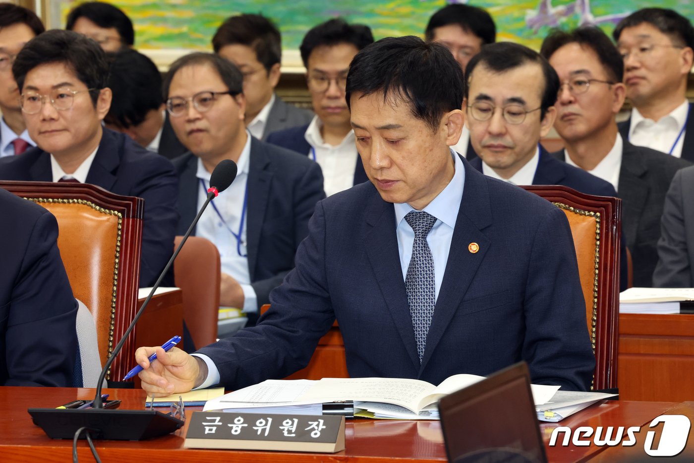본문 이미지 - 김주현 금융위원장이 11일 오전 서울 여의도 국회에서 열린 정무위원회의 금융위원회에 대한 국정감사에서 자료를 살펴보고 있다. 2023.10.11/뉴스1 ⓒ News1 황기선 기자