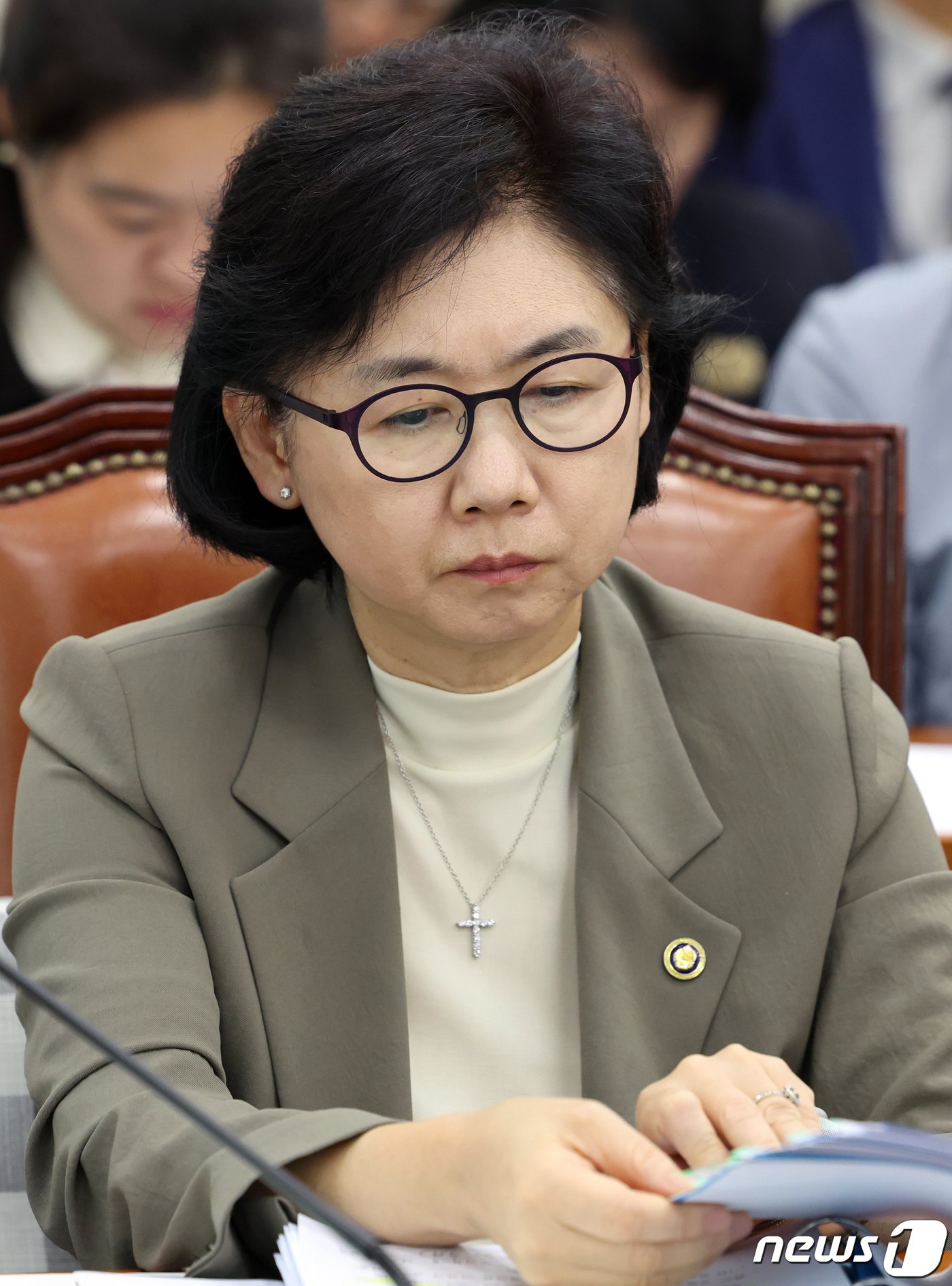 본문 이미지 - 지영미 질병관리청장이 11일 오전 서울 여의도 국회에서 열린 보건복지위원회의 보건복지부·질병관리청에 대한 국정감사에서 자료를 살펴보고 있다. 2023.10.11/뉴스1 ⓒ News1 황기선 기자