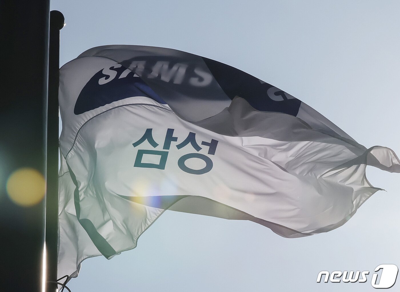 본문 이미지 - 서울 서초구 삼성전자 서초사옥에 걸린 깃발. /뉴스1 ⓒ News1 김민지 기자