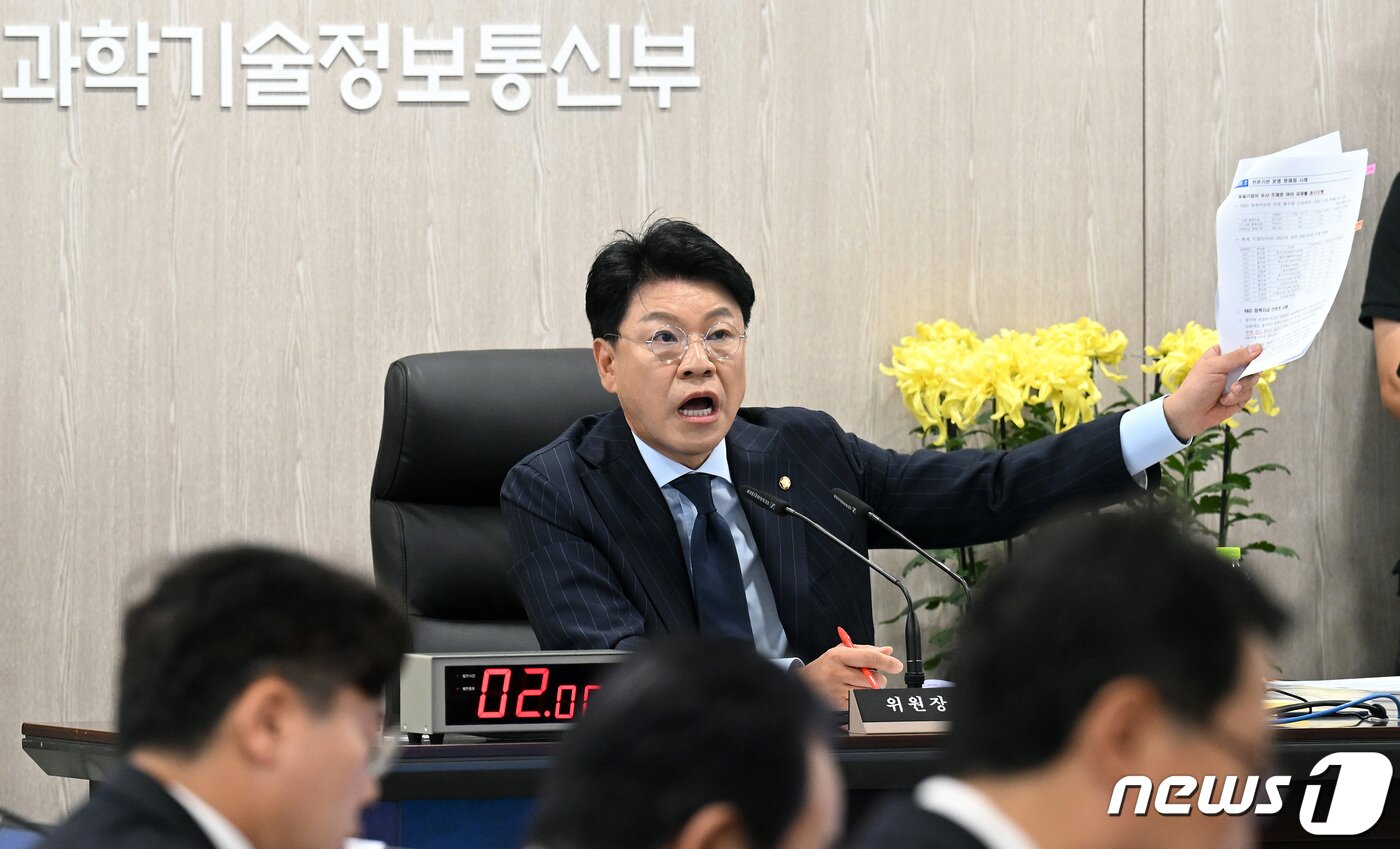 본문 이미지 - 11일 오전 세종시 정부세종청사에서 열린 국회 과학기술정보방송통신위원회의 과학기술정보통신부를 비롯한 산하기관의 국정감사에서 장제원 위원장이 이종호 과기정통부 장관에게 충실한 자료제출을 요구하고 있다. 2023.10.11/뉴스1 ⓒ News1 김기남 기자