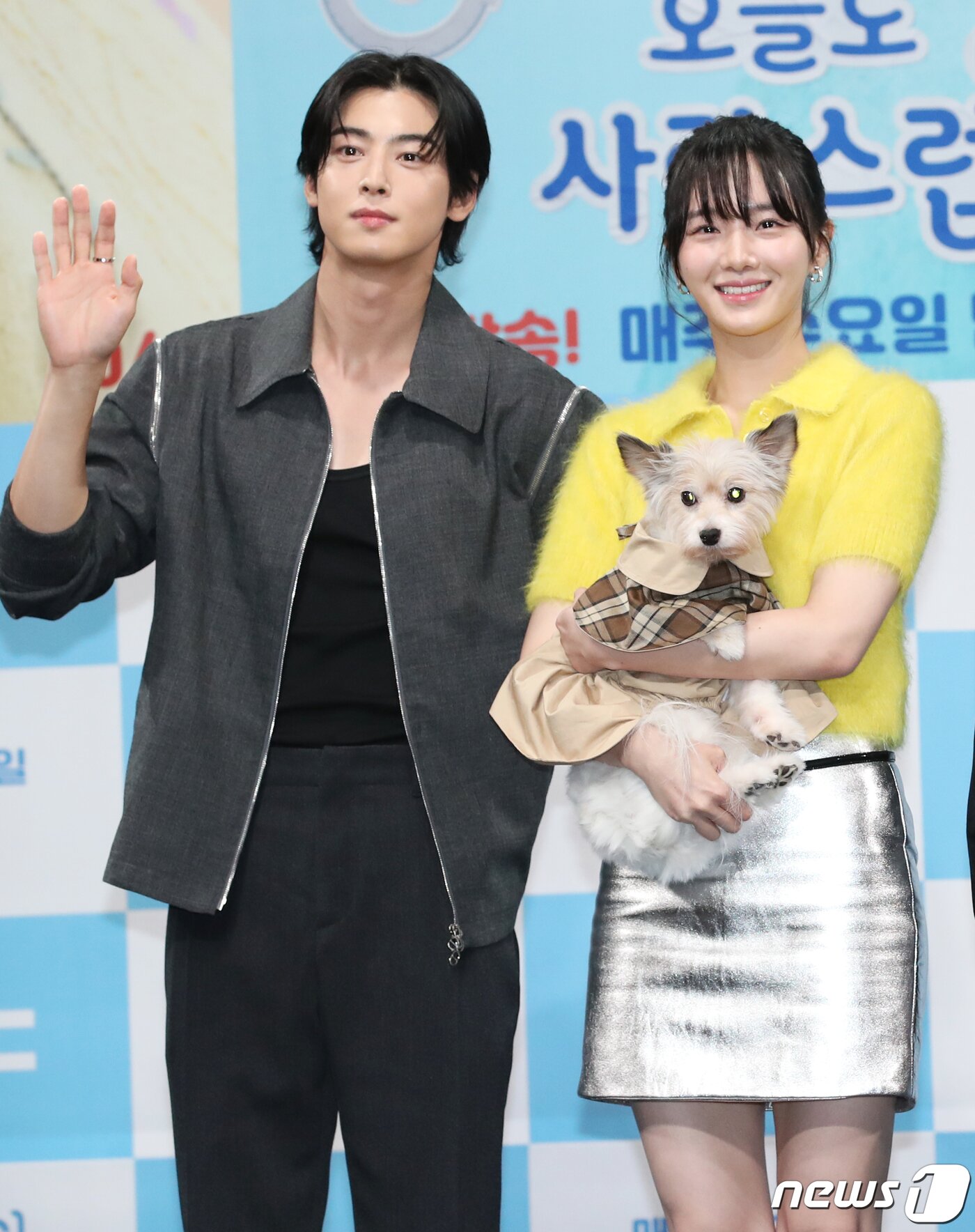 본문 이미지 - 배우 차은우와 박규영(오른쪽)이 11일 오후 서울 상암동 MBC 골든마우스홀에서 열린 드라마 '오늘도 사랑스럽개' 제작발표회에서 포즈를 취하고 있다. ⓒ News1 권현진 기자