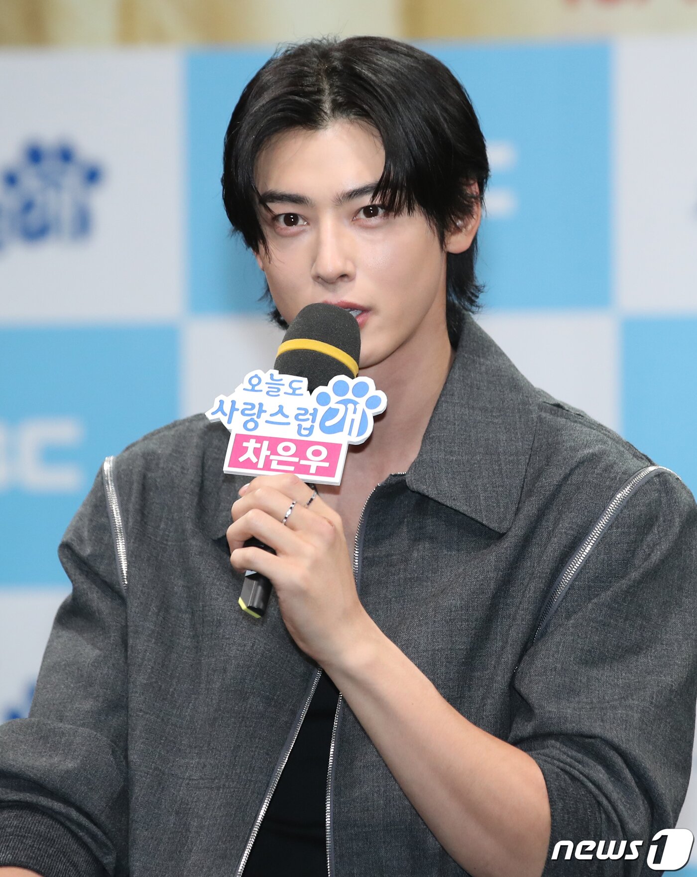 본문 이미지 - 배우 차은우가 11일 오후 서울 상암동 MBC 골든마우스홀에서 열린 드라마 '오늘도 사랑스럽개' 제작발표회에서 인사말을 하고 있다. ⓒ News1 권현진 기자