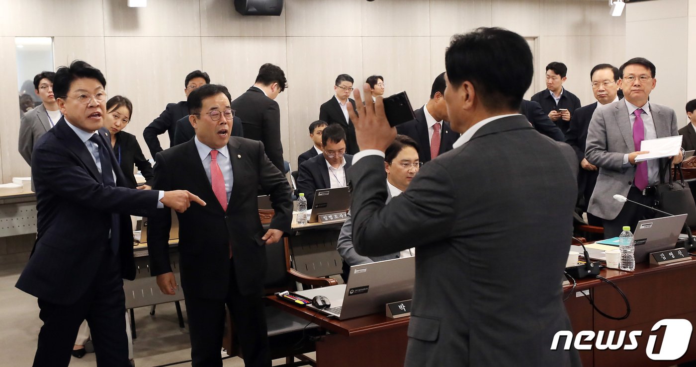 본문 이미지 - 11일 오전 세종시 정부세종청사에서 열린 국회 과학기술정보방송통신위원회의 과학기술정보통신부를 비롯한 산하기관의 국정감사장 중 장제원 위원장이 야당의 의사진행 발언과 관련 야당 위원들과 언쟁을 벌이고 있다. 2023.10.11/뉴스1 ⓒ News1 김기남 기자