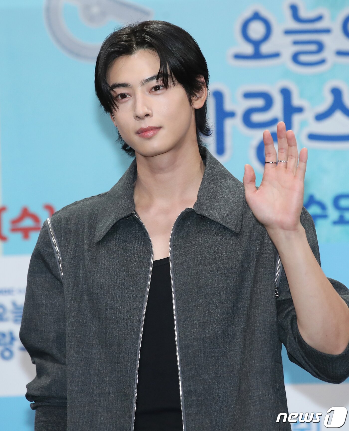 본문 이미지 - 배우 차은우가 11일 오후 서울 상암동 MBC 골든마우스홀에서 열린 드라마 '오늘도 사랑스럽개' 제작발표회에서 손을 흔들고 있다. ⓒ News1 권현진 기자