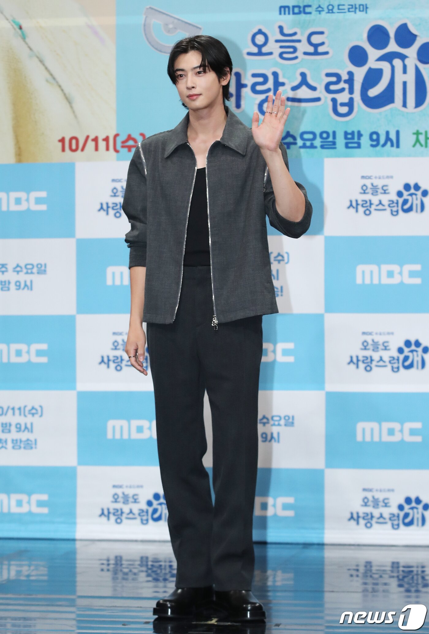 본문 이미지 - 배우 차은우가 11일 오후 서울 상암동 MBC 골든마우스홀에서 열린 드라마 '오늘도 사랑스럽개' 제작발표회에서 은은한 미소를 짓고 있다. ⓒ News1 권현진 기자