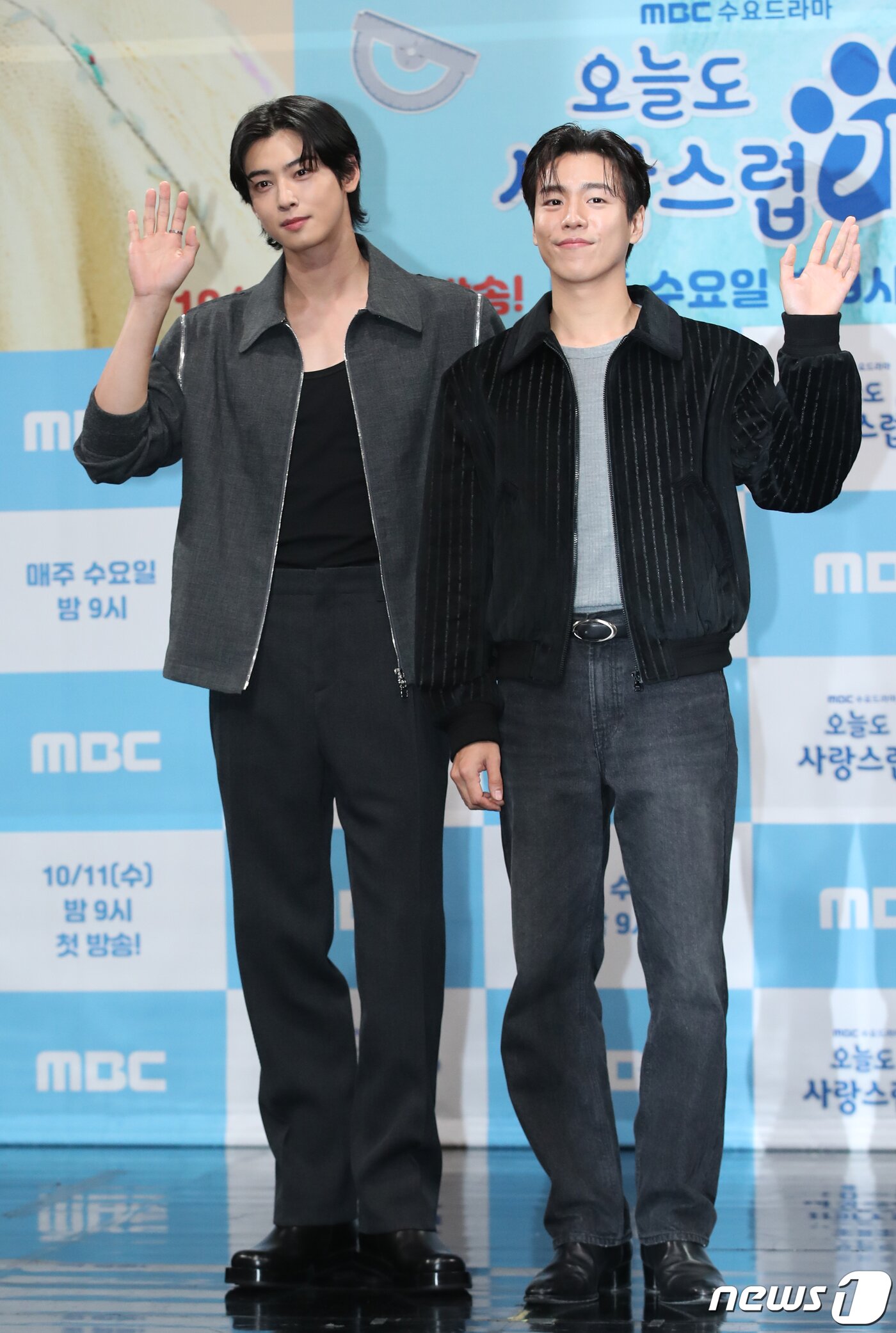 본문 이미지 - 배우 차은우와 이현우(오른쪽)가 11일 오후 서울 상암동 MBC 골든마우스홀에서 열린 드라마 '오늘도 사랑스럽개' 제작발표회에서 포즈를 취하고 있다. ⓒ News1 권현진 기자