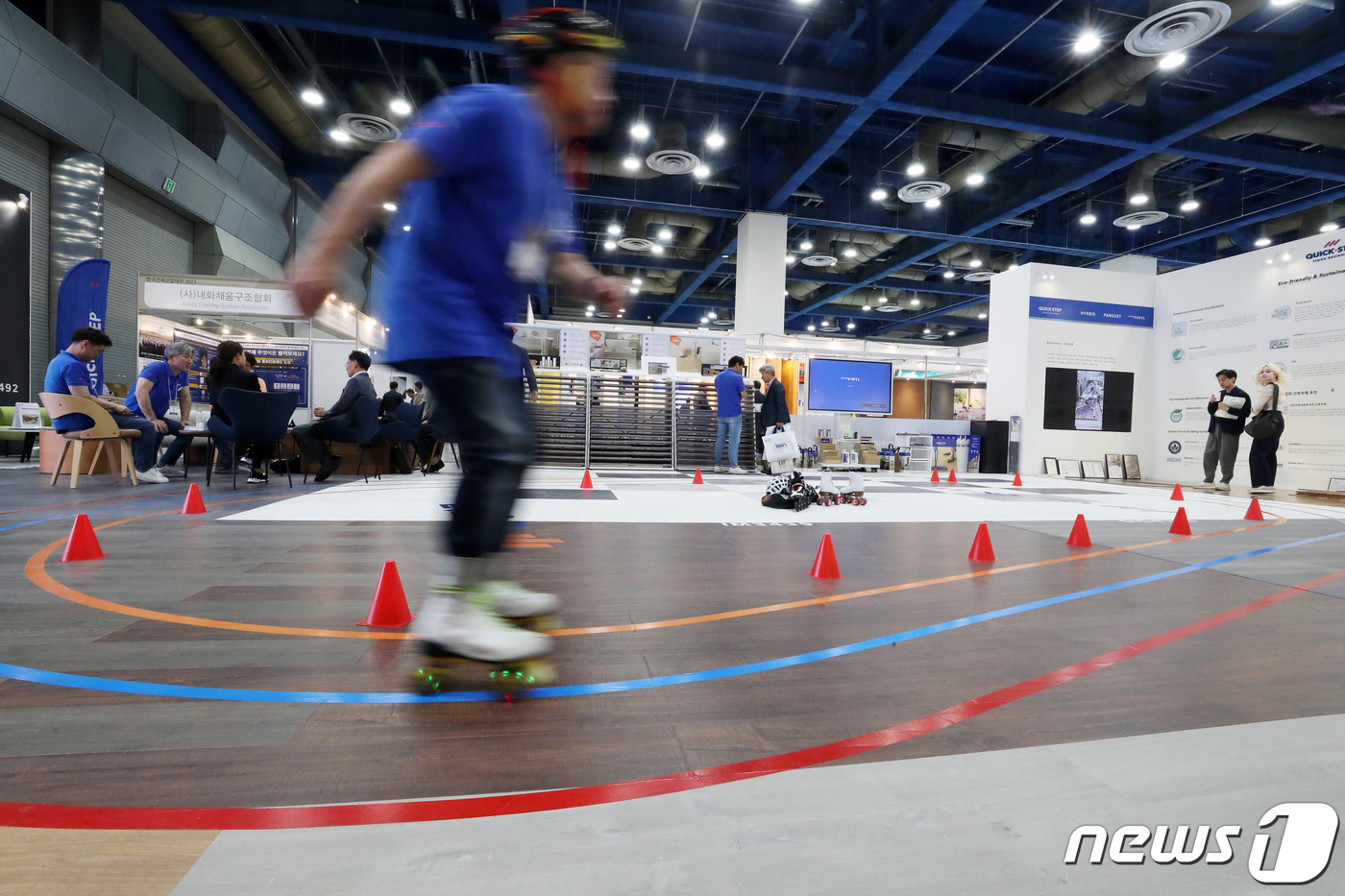 (서울=뉴스1) 이승배 기자 = 11일 서울 강남구 코엑스에서 열린 '2023 한국건축산업대전'에서 마루 자재 관계자가 강도 테스트 시연을 하고 있다. 2023.10.11/뉴스1