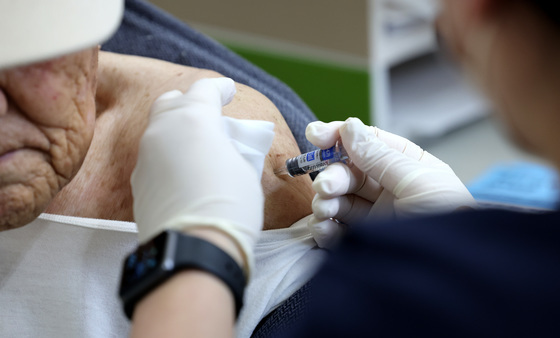 감기처럼 시작해 생명 위협…국내 첫 고위험군 RSV 백신 '엠레스비아'[약전약후]