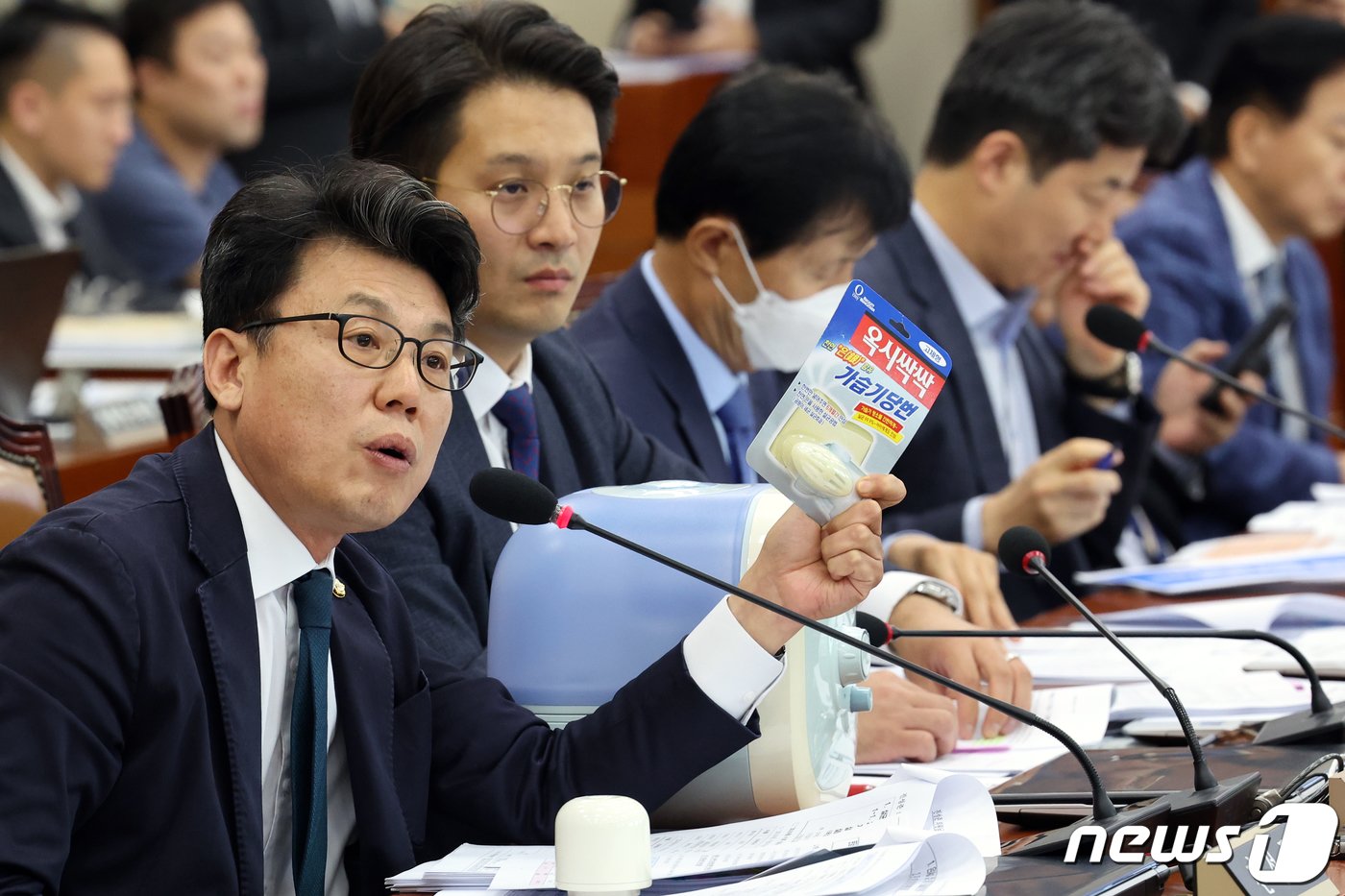 본문 이미지 - 진성준 더불어민주당 의원이 11일 서울 여의도 국회에서 열린 환경노동위원회의 환경부에 대한 국정감사에서 한화진 장관에게 &#39;가습기 살균필터&#39; 관련 질의를 하고 있다. 2023.10.11/뉴스1 ⓒ News1 황기선 기자