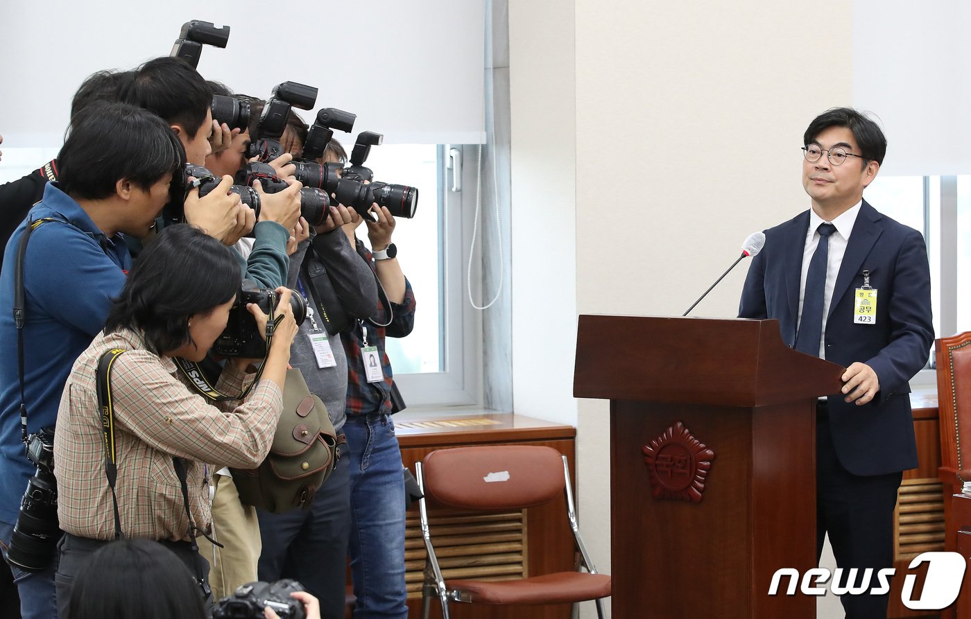 본문 이미지 - 정순신 변호사가 11일 오후 서울 여의도 국회에서 열린 교육위원회의 교육부, 국가교육위원회, 국사편찬위원회, 국립특수교육원 등에 대한 국정감사에 증인으로 출석해 자녀 학교폭력 사안 부당 개입 관련 질의에 답하고 있다. 2023.10.11/뉴스1 ⓒ News1 임세영 기자