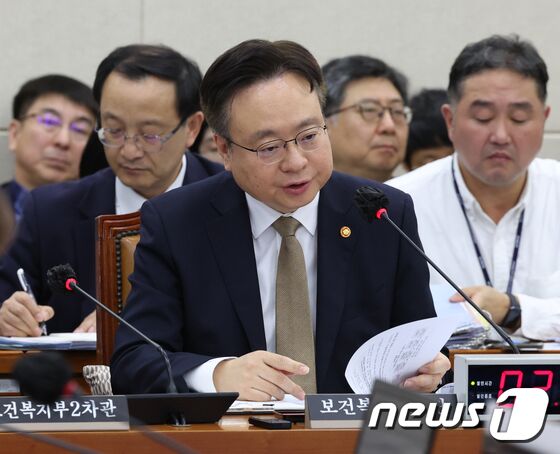 조규홍 보건복지부 장관이 11일 서울 여의도 국회에서 열린 보건복지위원회 국정감사에서 의원들의 질의에 답변하고 있다. 2023.10.11/뉴스1 © News1 송원영 기자