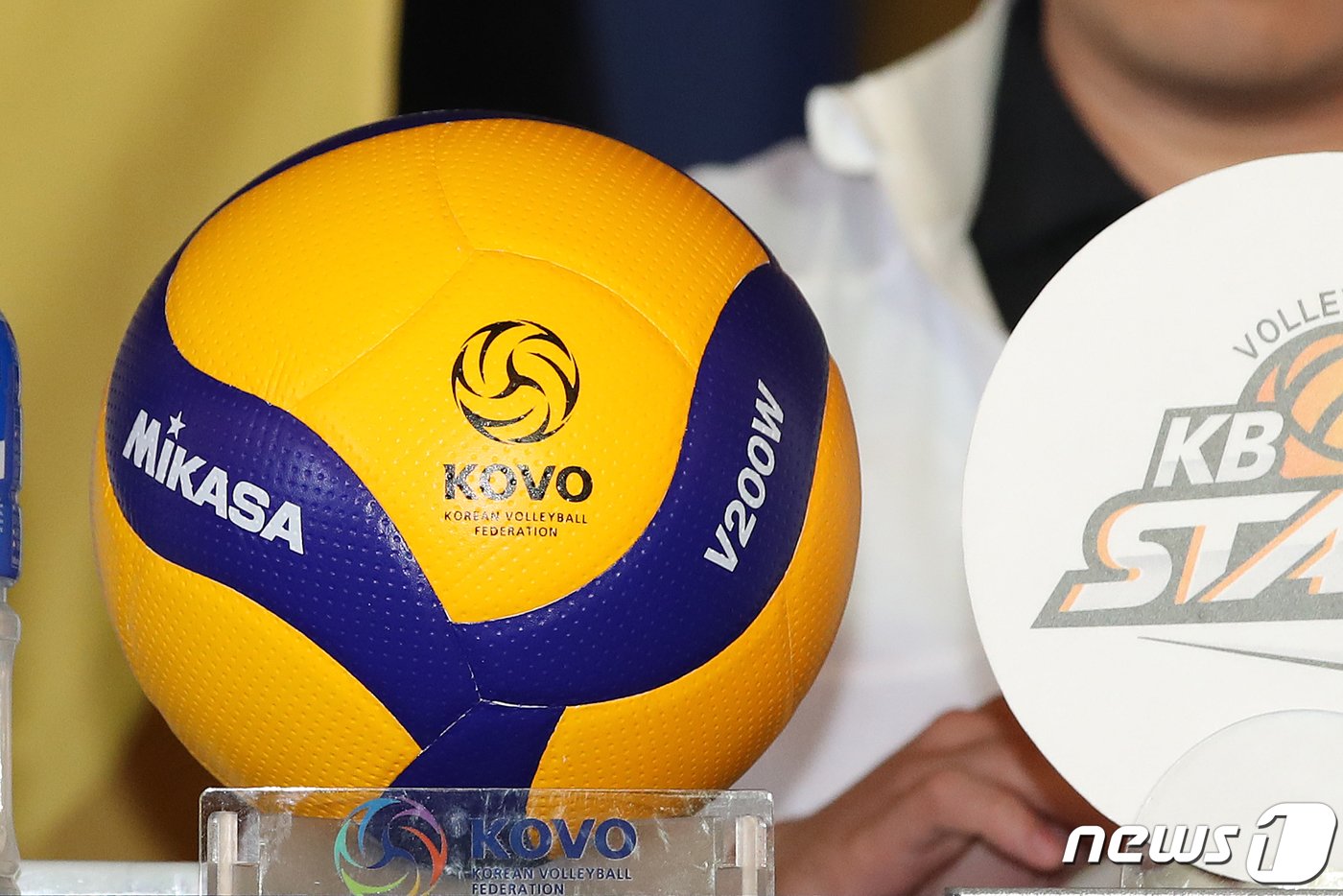 본문 이미지 - 11일 서울 강남구 리베라호텔에서 열린 프로배구 도드람 2023-2024 V리그 남자부 미디어데이에 공식 사용구 '미카사 V200W'가 놓여져 있다. 2023.10.11/뉴스1 ⓒ News1 이승배 기자