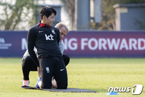 위르겐 클린스만 대한민국 축구대표팀 감독이 11일 오후 경기도 파주 국가대표트레이닝센터(NFC)에서 열린 평가전 대비 훈련에서 이강인의 자세를 잡아주고 있다. 클린스만호는 오는 13일 튀니지와 17일 베트남을 상대로 평가전을 치른다. 2023.10.11/뉴스1 © News1 이재명 기자