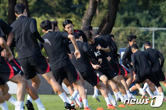 대한민국 축구대표팀 선수들이 11일 오후 경기도 파주 국가대표트레이닝센터(NFC)에서 평가전 대비 훈련을 하고 있다. 클린스만호는 오는 13일 튀니지와 17일 베트남을 상대로 평가전을 치른다. 2023.10.11/뉴스1 © News1 이재명 기자