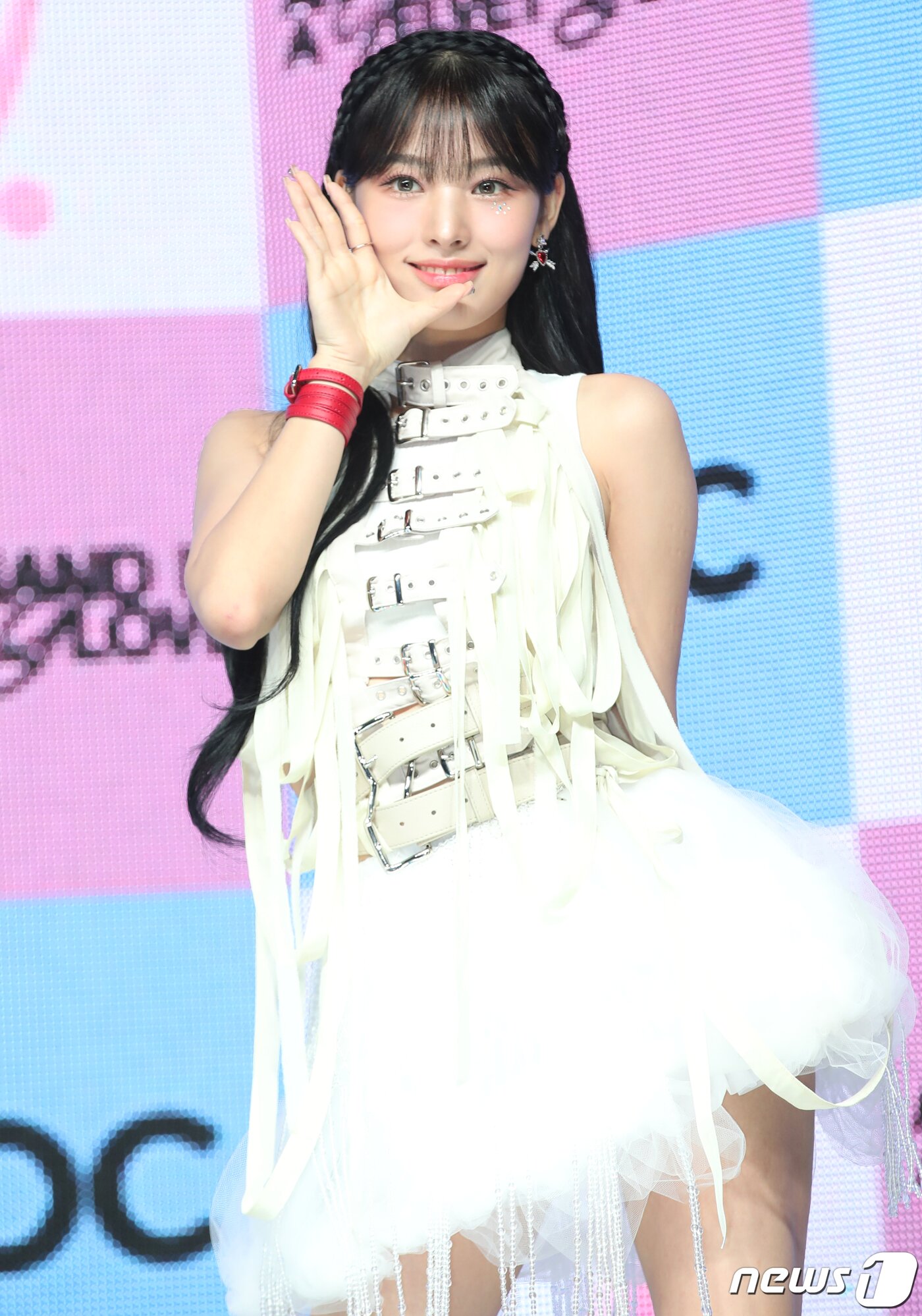 본문 이미지 - 그룹 엔믹스 출신 지니(JINI)가 11일 오후 서울 서교동 메세나폴리스에서 가진 첫 EP 앨범 '언 아이언 핸드 인 어 벨벳 글로브(An Iron Hand In A Velvet Glove)' 쇼케이스에서 포즈를 취하고 있다. 2023.10.11/뉴스1 ⓒ News1 권현진 기자