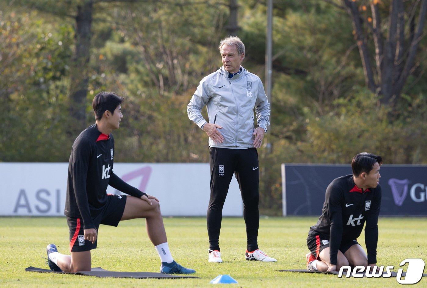 본문 이미지 - 위르겐 클린스만 대한민국 축구대표팀 감독이 11일 오후 경기도 파주 국가대표트레이닝센터(NFC)에서 선수들의 훈련 모습을 바라보고 있다. 클린스만호는 오는 13일 튀니지와 17일 베트남을 상대로 평가전을 치른다. 2023.10.11/뉴스1 ⓒ News1 이재명 기자