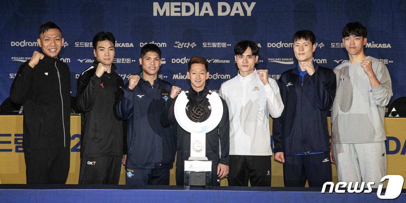 본문 이미지 - 11일 서울 강남구 리베라호텔에서 열린 프로배구 도드람 2023-2024 V리그 남자부 미디어데이에서 7개 구단 아시아쿼터제 선수들이 기념촬영하고 있다. 왼쪽부터 우리카드 잇세이, OK금융그룹 바야르사이한, 대한항공 에스페호, 한국전력 료헤이, KB손해보험 리우훙민, 삼성화재 에디, 현대캐피탈 차이 페이창. 2023.10.11/뉴스1 ⓒ News1 이승배 기자