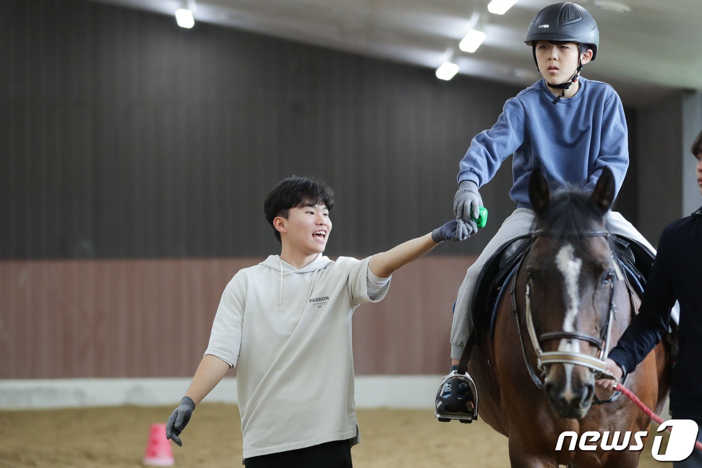 재활승마 사회봉사단 활동 모습&#40;한국마사회 제공&#41; 