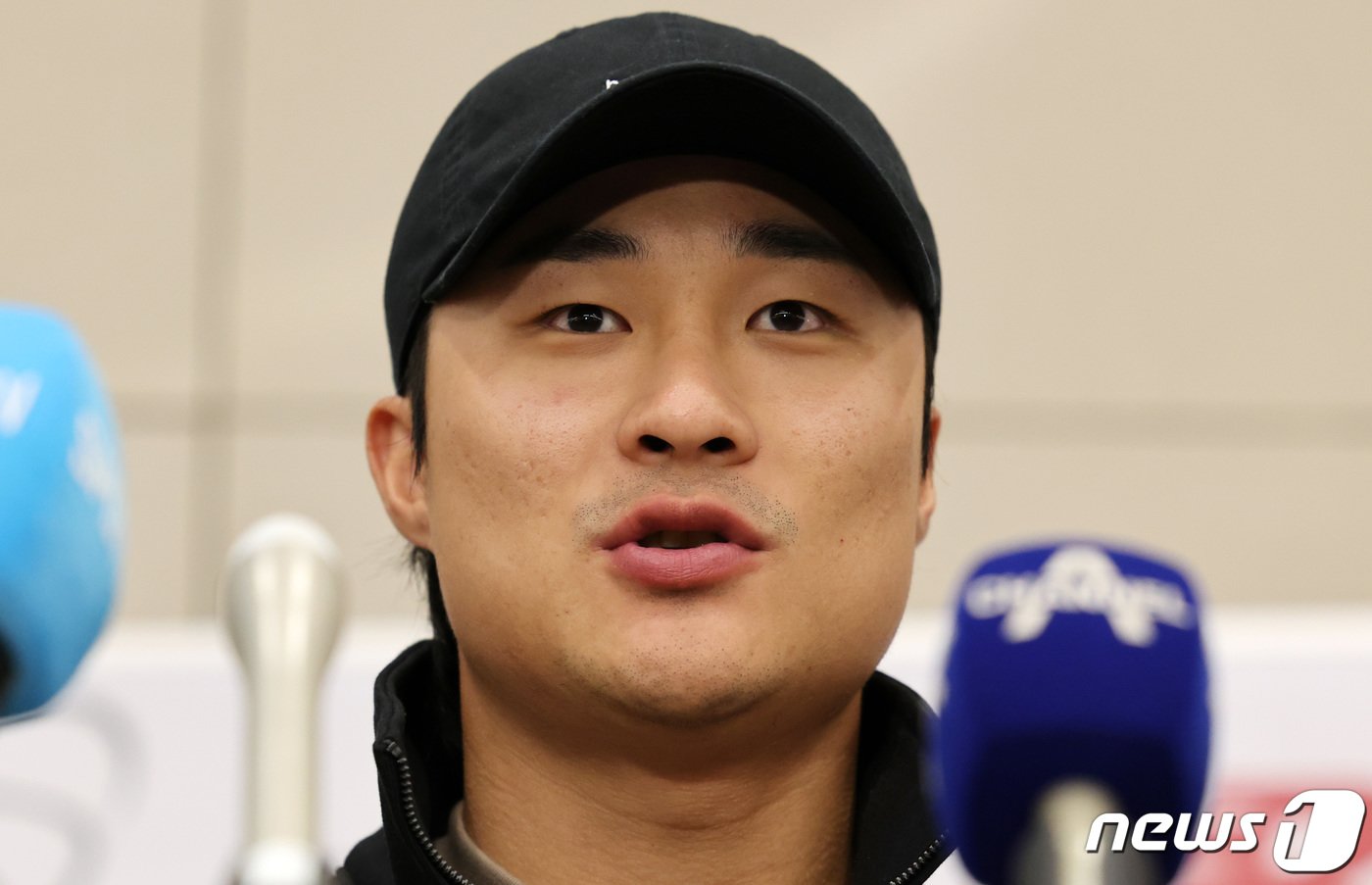 미국프로야구 메이저리그&#40;MLB&#41; 샌디에이고 파드리스 김하성이 시즌을 마치고 11일 오후 인천국제공항을 통해 귀국해 인터뷰를 하고 있다. MLB 3년차인 김하성은 이번 시즌 타율 0.260&#40;538타수 140안타&#41;, 17홈런, 60타점, 84득점, 38도루, OPS&#40;출루율+장타율&#41; 0.749로 맹활약했다. 2023.10.11/뉴스1 ⓒ News1 김성진 기자