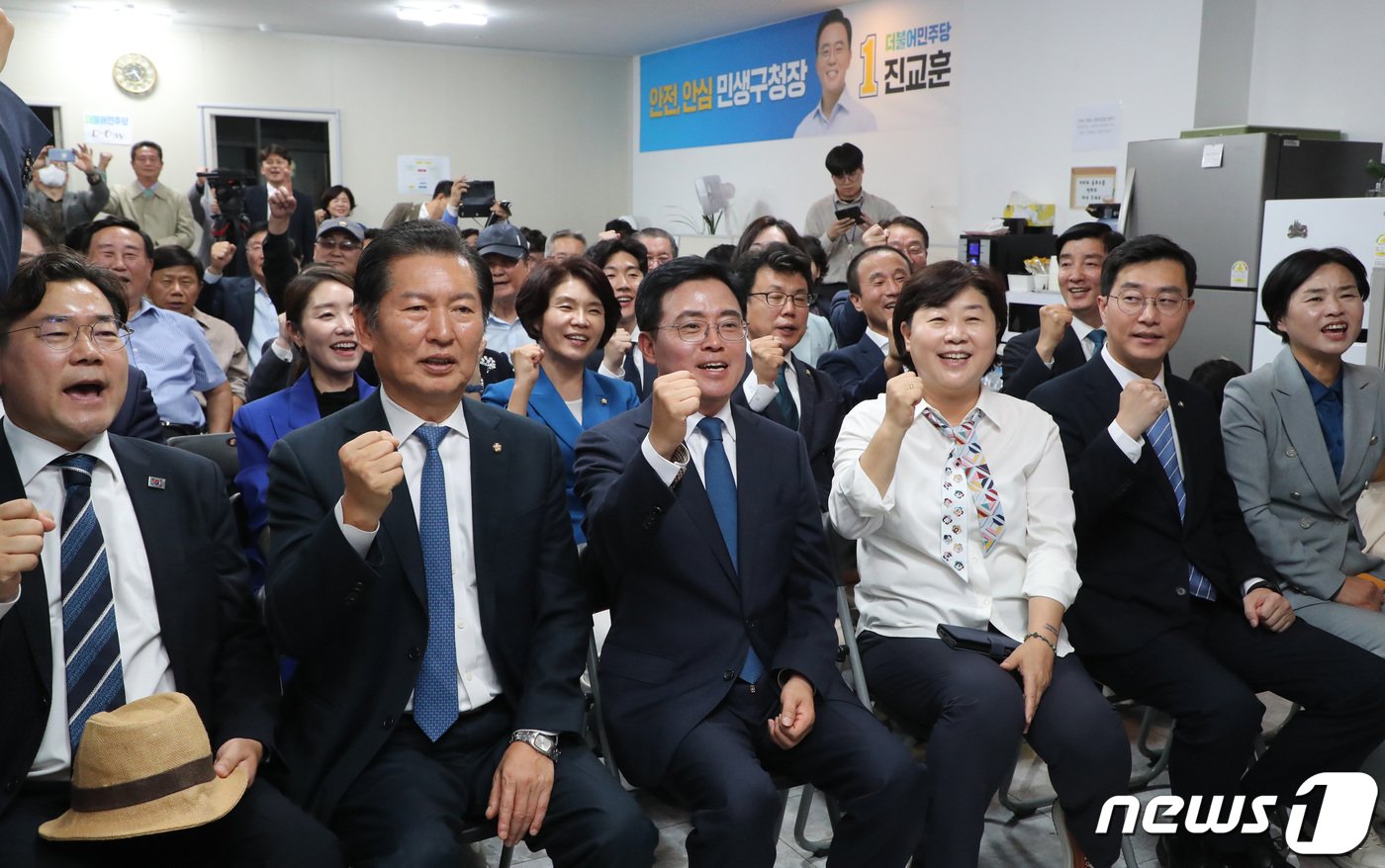 더불어민주당 진교훈 강서구청장 보궐선거 후보와 최고위원, 의원들이 11일 오후 서울 강서구 양천향교역 부근에 마련된 개표상황실에서 개표방송을 시청하며 초반 승기를 굳히자 환호하고 있다. &#40;공동취재&#41; 2023.10.11/뉴스1 ⓒ News1 김진환 기자