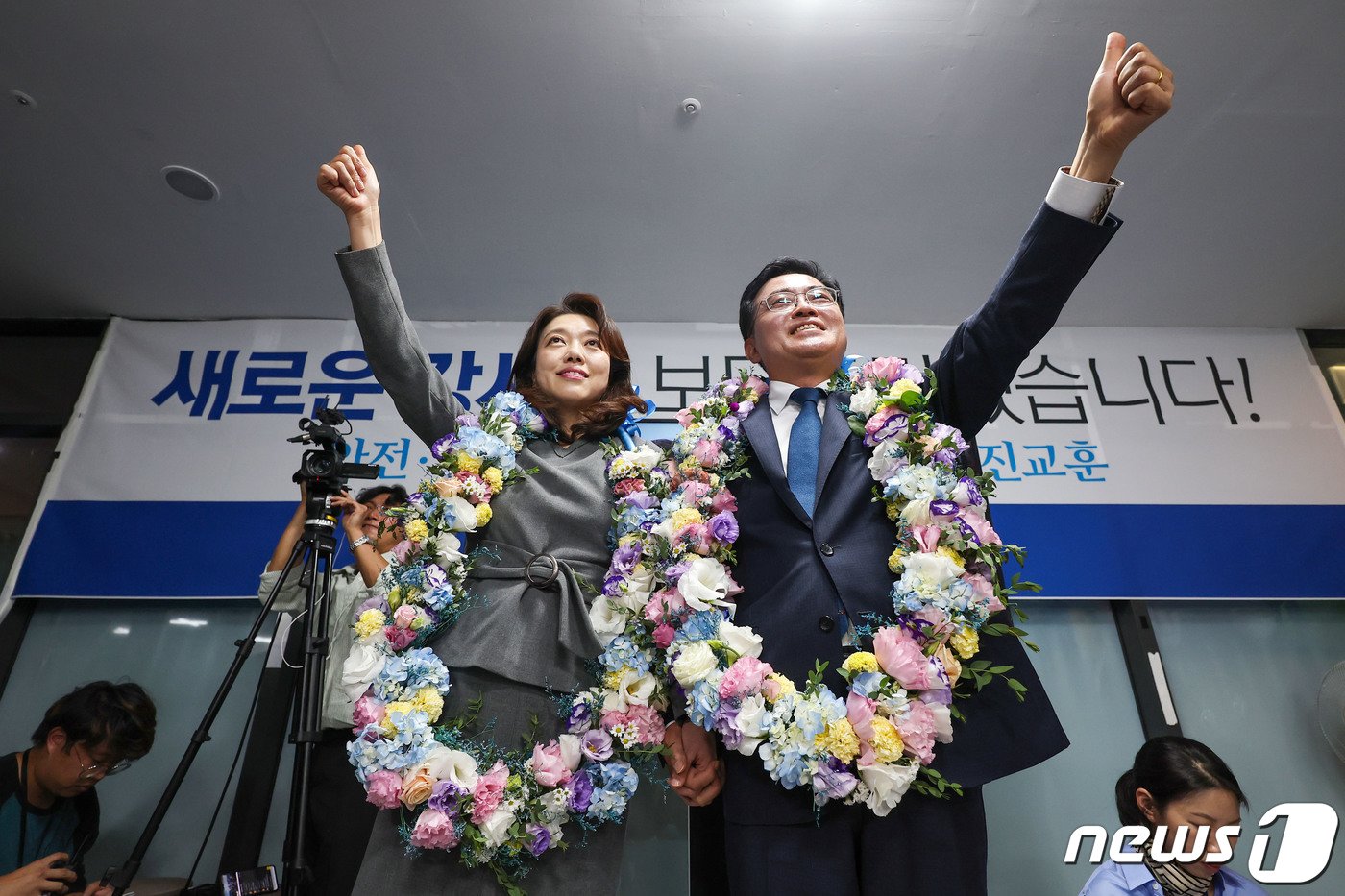 진교훈 더불어민주당 강서구청장 후보가 11일 오후 서울 강서구 선거사무소에서 당선이 유력하자 부인 박은지씨와 함께 꽃 목걸이를 걸고 기쁨을 나누고 있다. &#40;공동취재&#41; 2023.10.11/뉴스1 ⓒ News1 김진환 기자