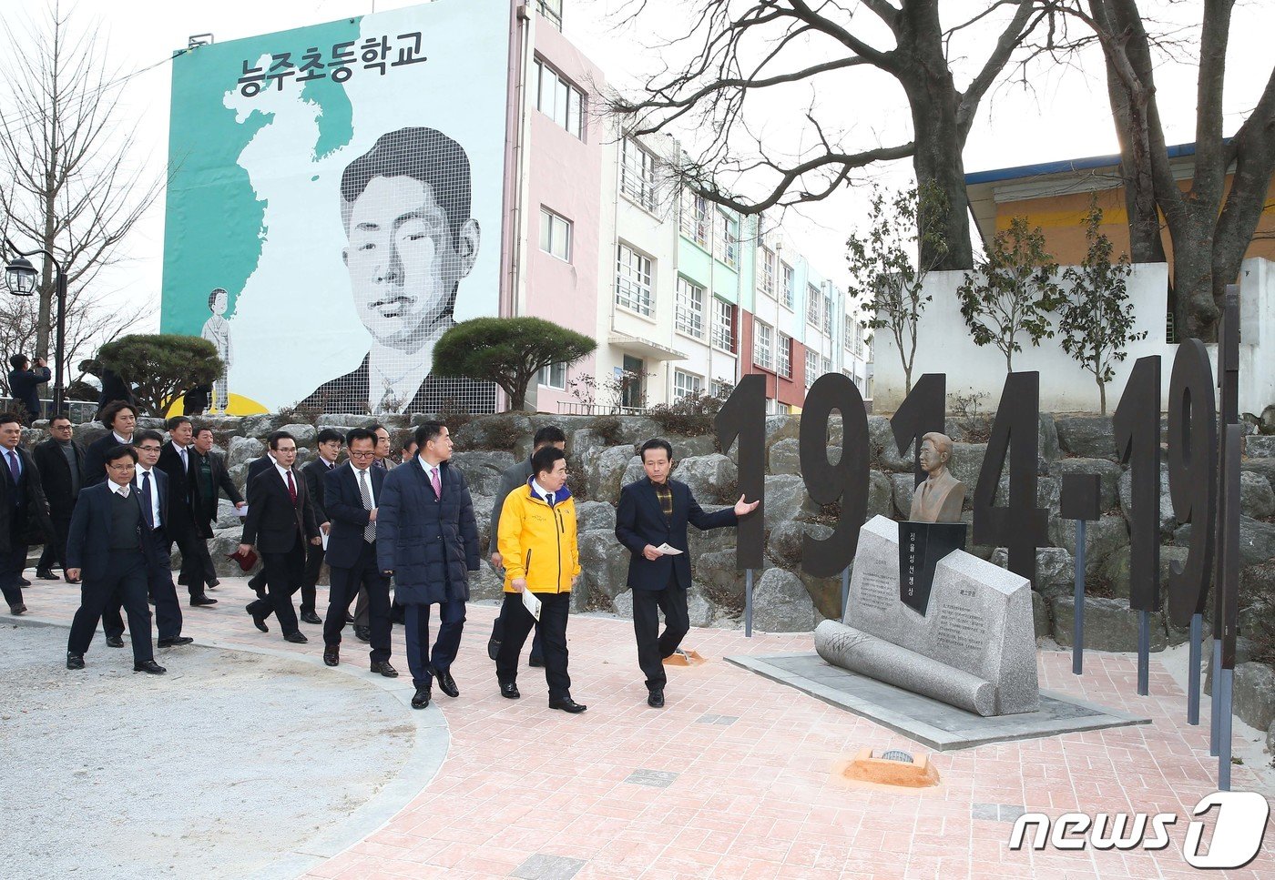 본문 이미지 - 구충곤 전 화순군수 등 화순군 관계자들이 지난 2017년 1월19일 능주초등학교의 정율성 벽화를 방문하고 있다.(화순군 제공)2023.10.12./뉴스1