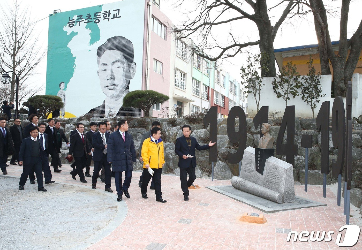 구충곤 전 화순군수 등 화순군 관계자들이 지난 2017년 1월19일 능주초등학교의 정율성 벽화를 방문하고 있다.&#40;화순군 제공&#41;2023.10.12./뉴스1